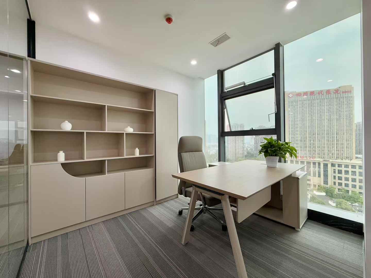 中和6号线张家寺地铁口 302平方 双面采光 5隔间工位 地铁口无加时费 香榭国际办公室出租