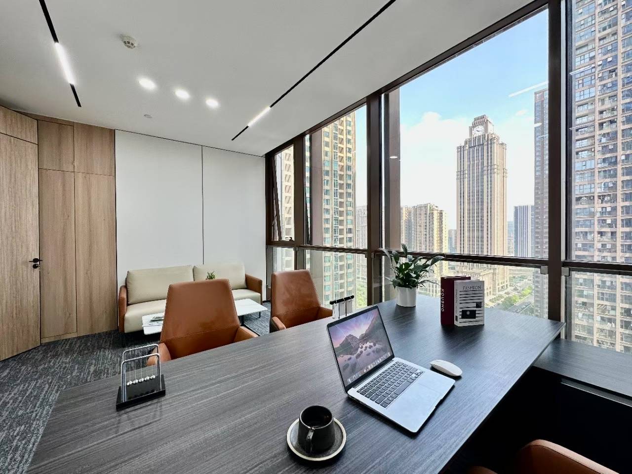 世纪城甲级地铁口楼盘 交通方便 279平方 5隔间16工位 户型方正 双面采光 东方希望天祥办公室出租