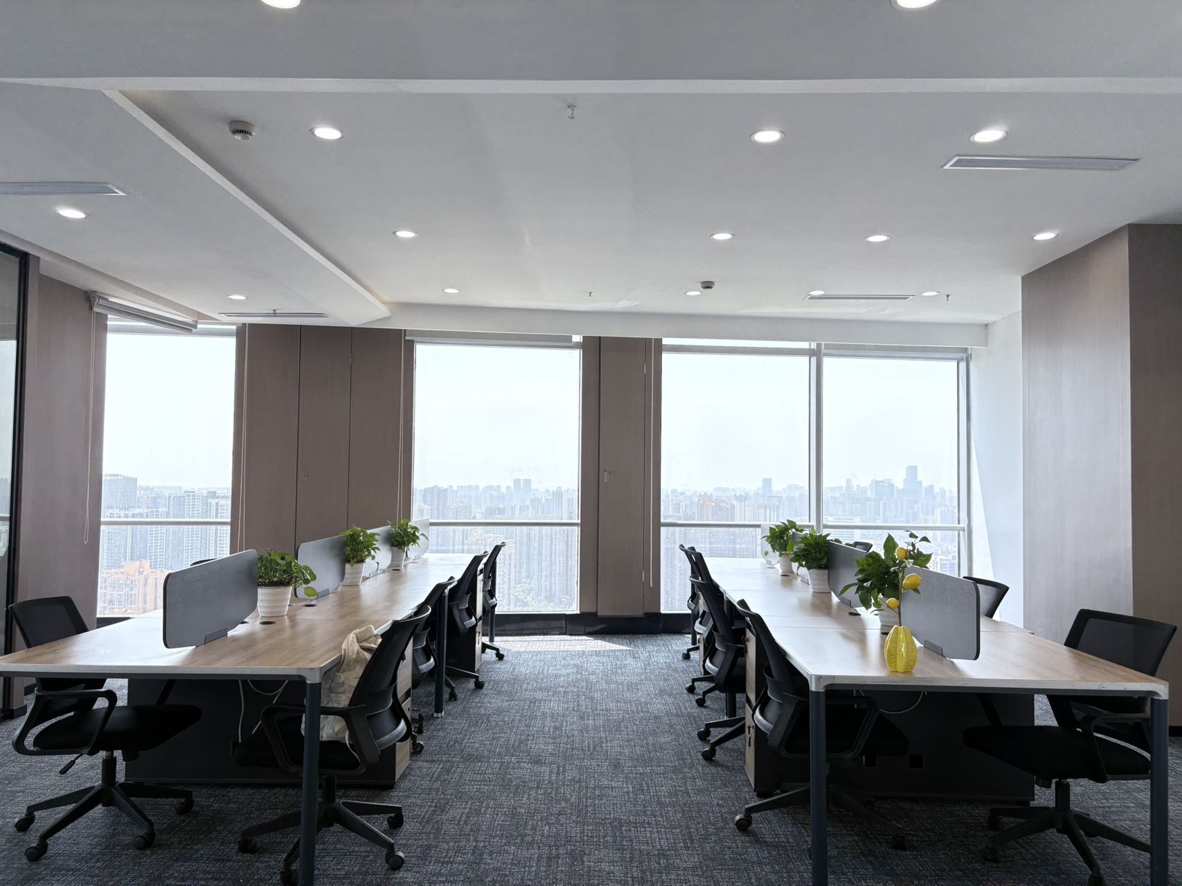 锦江区洪河地铁三四百米 208平 3隔间16工位 双面采光户型 高区视野绝佳 甲级楼盘 绿地锦峰办公室出租