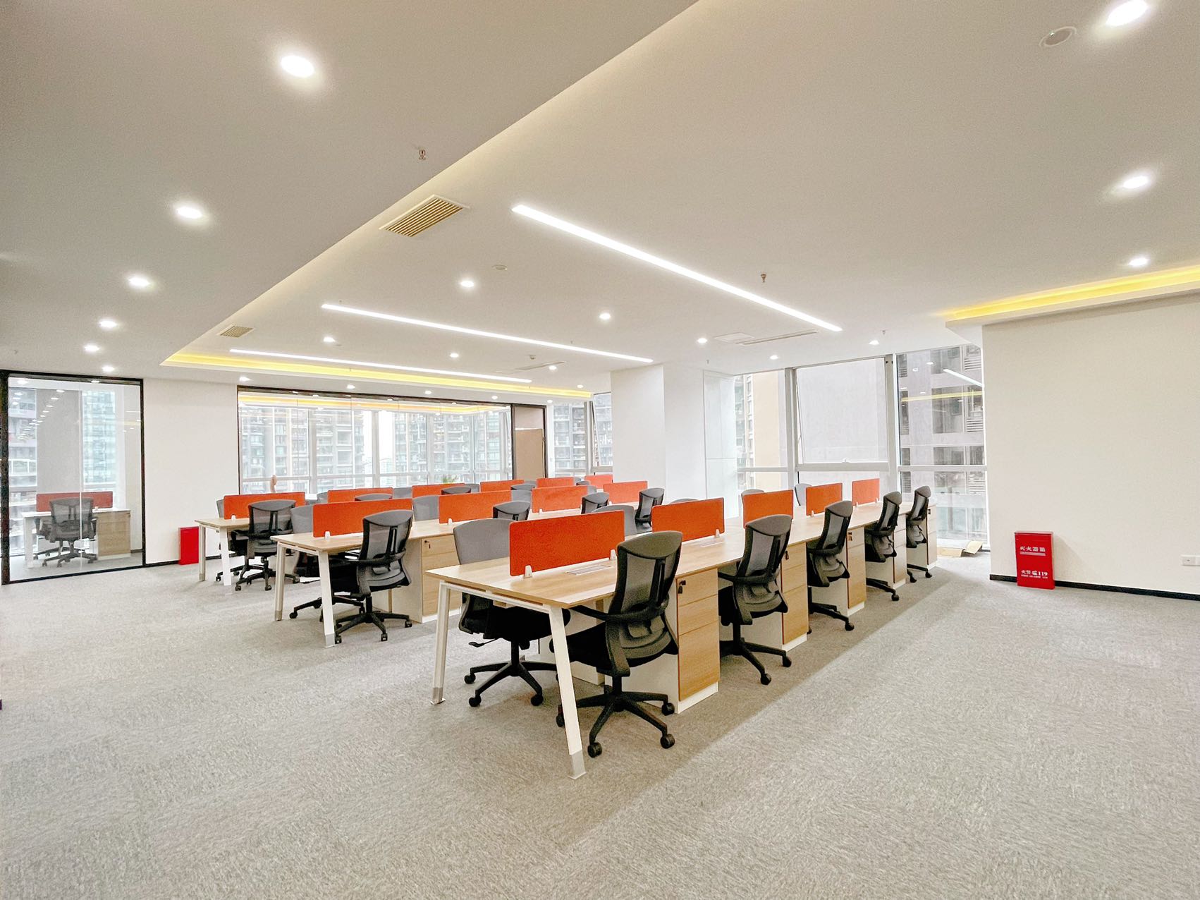 金融城誉峰国际精装现房 386平方 7隔间48工位 双面采光 24小时空调 办公室出租