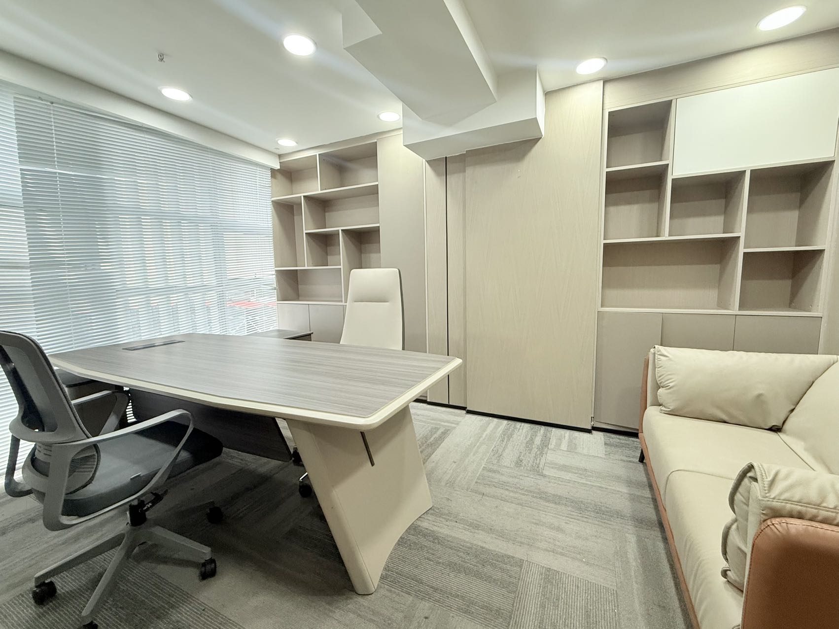 1号线高新地铁口 218平 3隔间18工位 无加时费 含家具可调换 特价出租 理想中心办公室出租