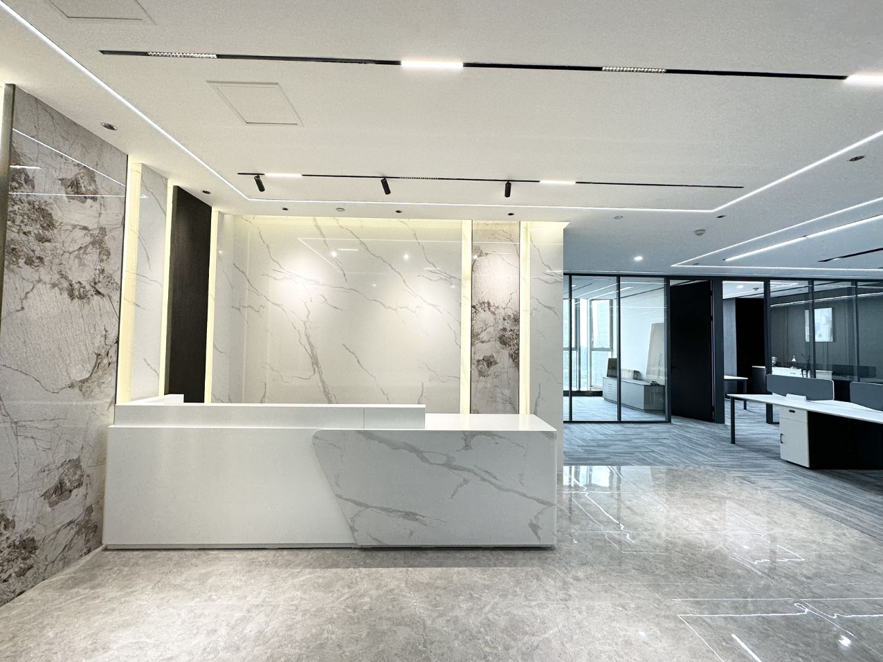 9号线芯岛地铁小几百米 甲写楼盘 345平方 4隔间24工位 高区视野巴适 户型方正 带家具 嘉煜金融科技中心办公室出租