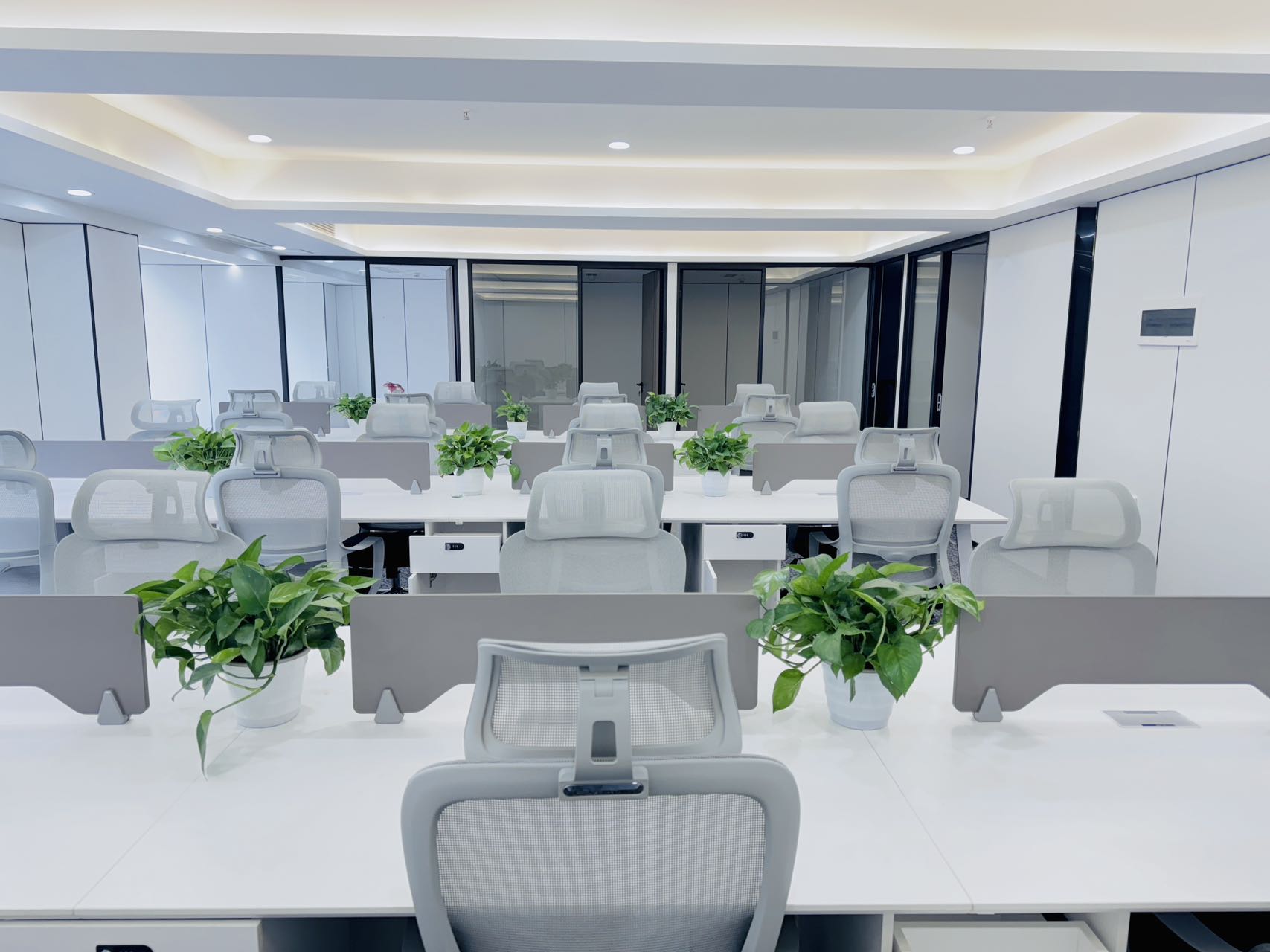 3号线红牌楼广场322.9平方 电梯口 大气前台 5隔间26工位 24小时空调随开随用 鼎冠中心办公室出租