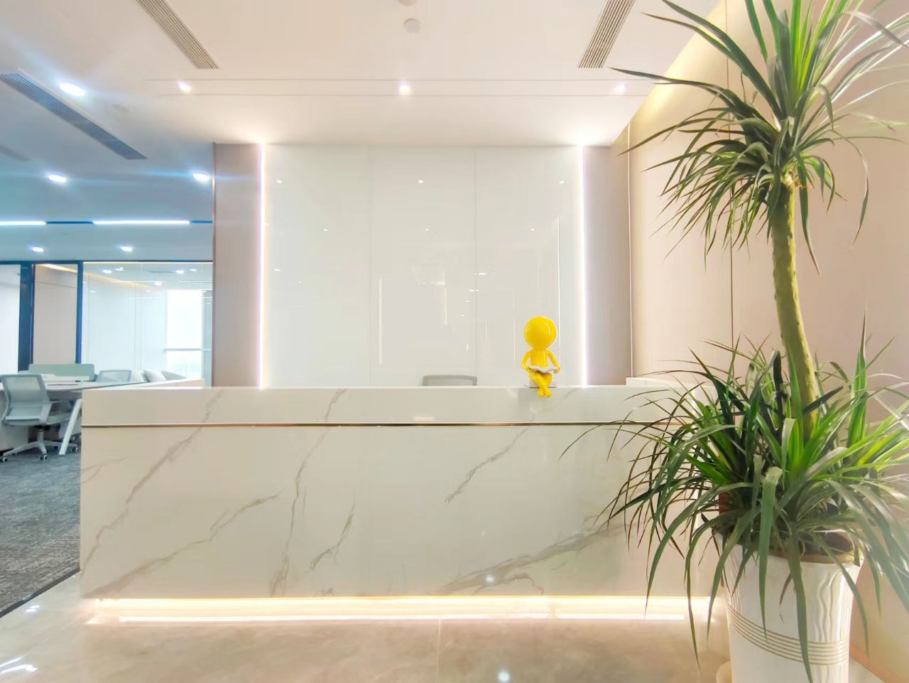 成华区东郊记忆地铁口 视野巴适 280平方 6隔间24工位 户型方正 无加时费 万科天荟办公室出租