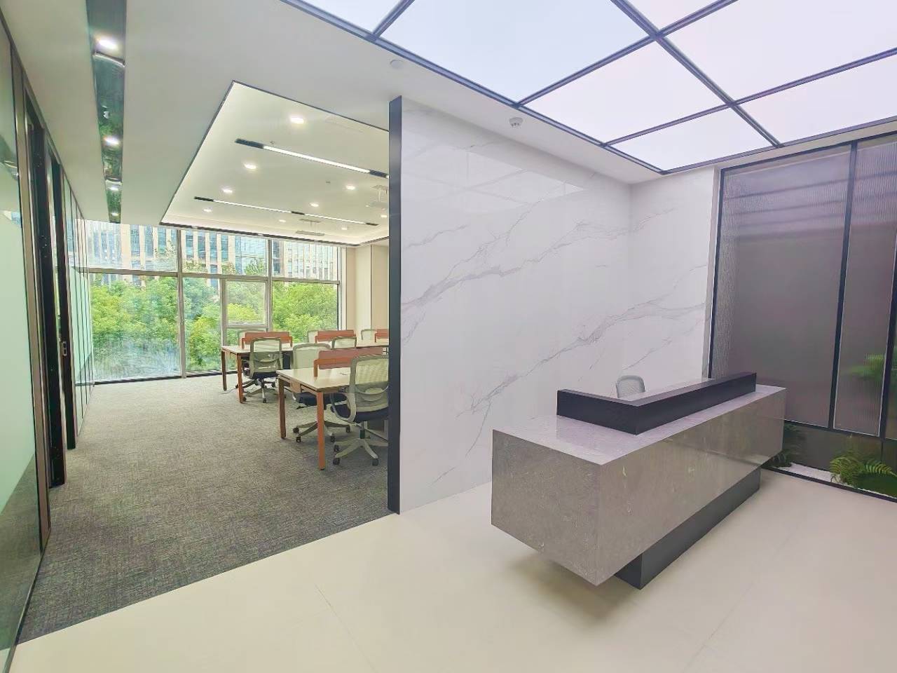 孵化园地铁口 3隔间15工位 在共享区域层 配套巴适 含物业含空调能耗 嘉润国金中心办公室出租