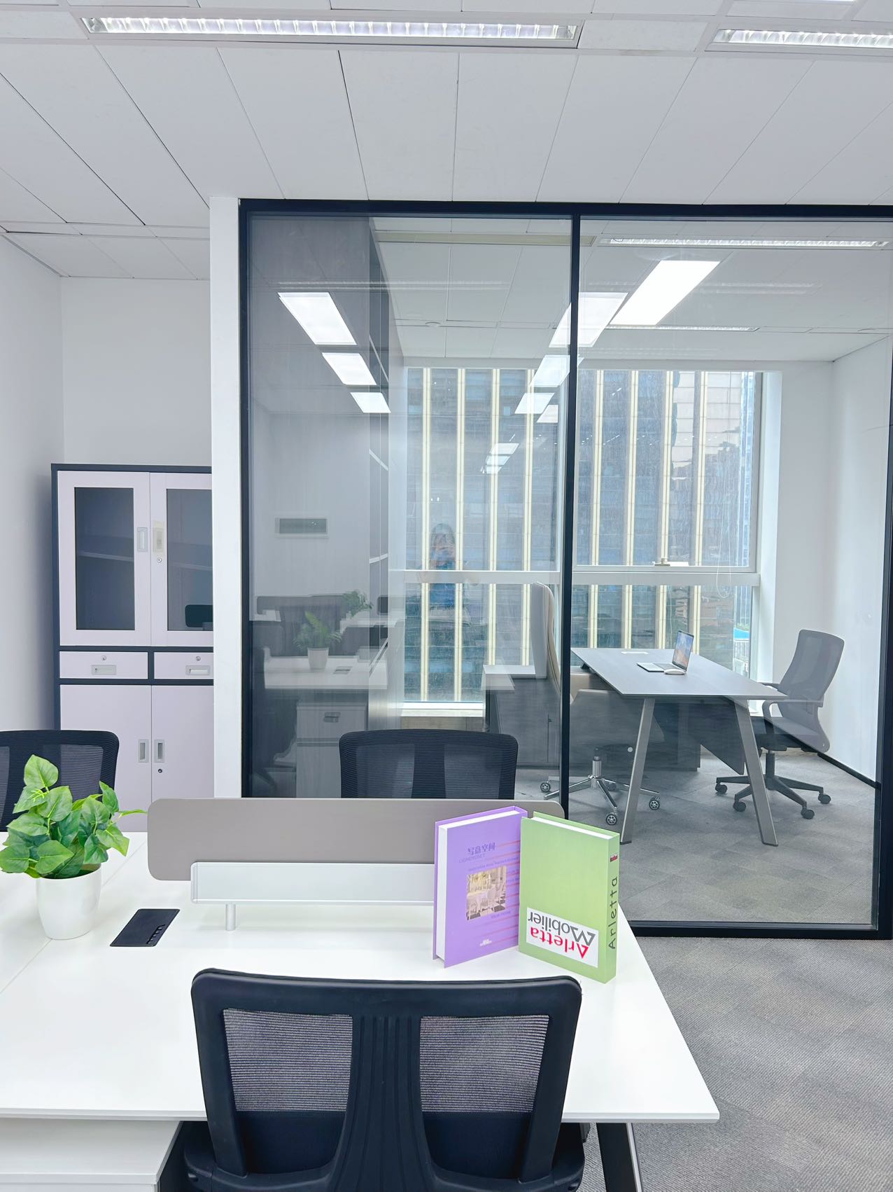 天府三街精选小面积出租 报价含物业费 超甲楼盘 1隔间12工位 报价含家具 欢迎咨询  希顿国际办公室出租