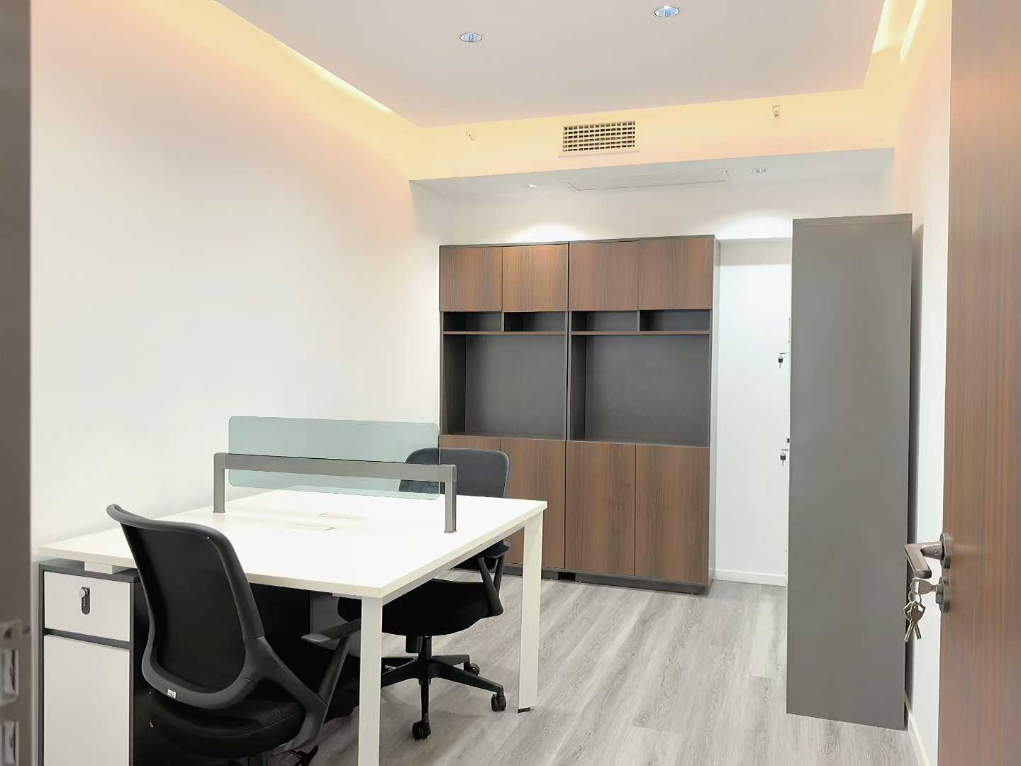 天府三街跃层无加时费楼盘 纯写字楼 建筑140平 使用280平 5隔间30工位 带卫生间 福年广场办公室出租