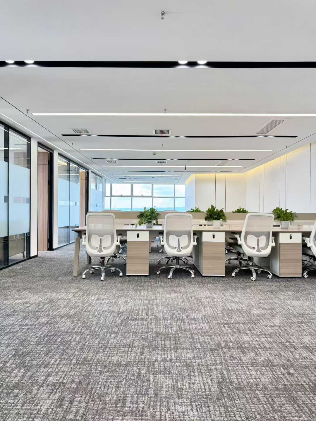 高新区天府三街甲级双面采光精装楼盘 528平方 6隔间60工位 看龙泉山 视野绝佳 香年广场办公室出租