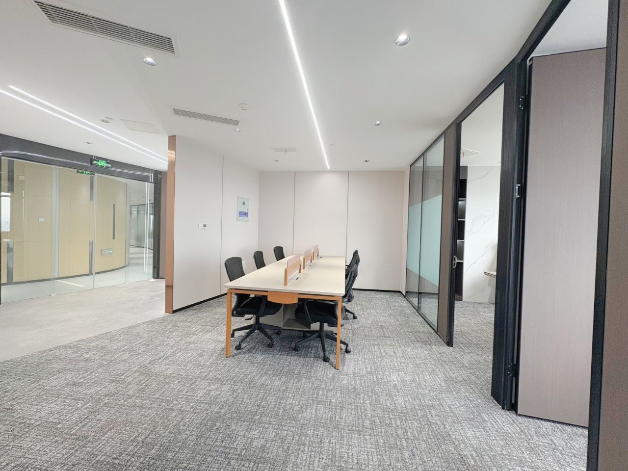 成华区紧邻东郊记忆 创业小户型 95平方2隔间6-8工位 近地铁含物业 多弗国际办公室出租