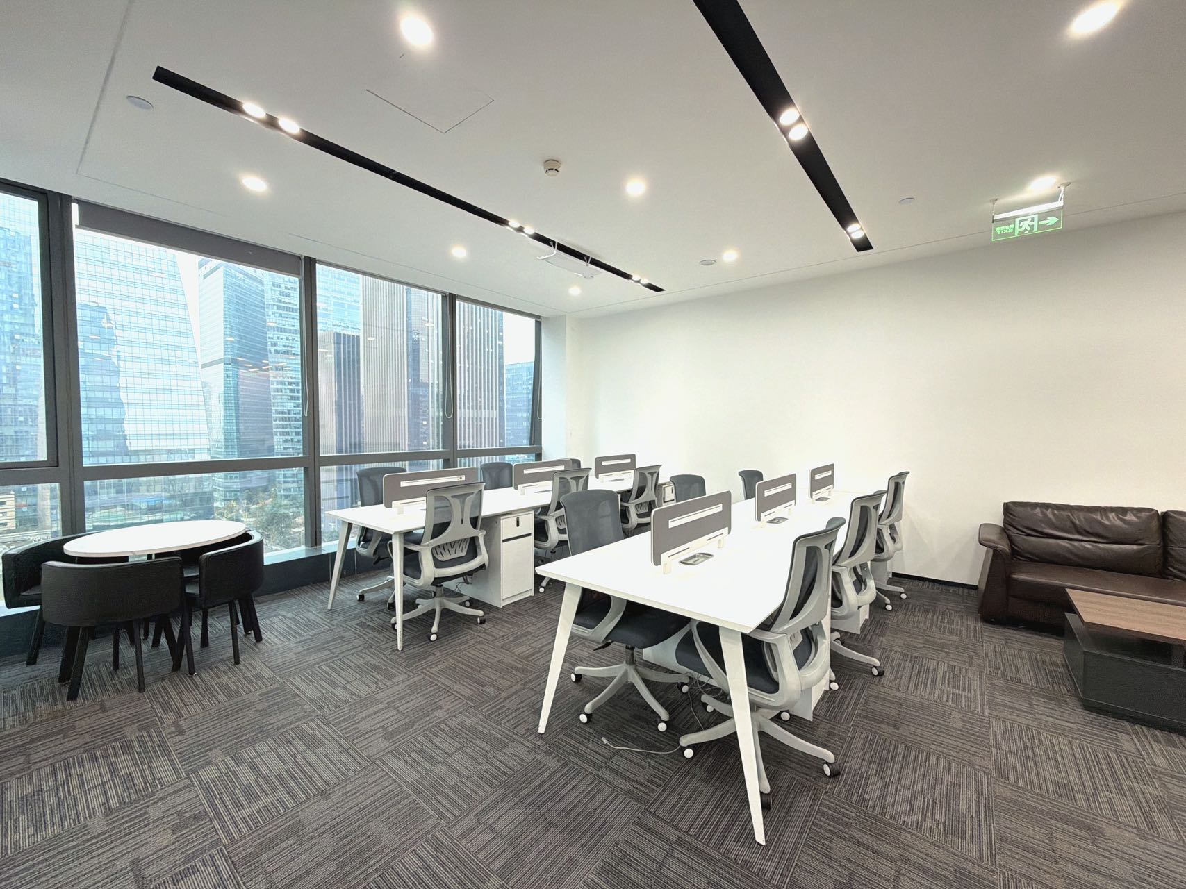 天府二街超甲楼盘 182平 4隔间18工位 产权出租 双面采光 品质楼盘 精装带家具 领地环球办公室出租