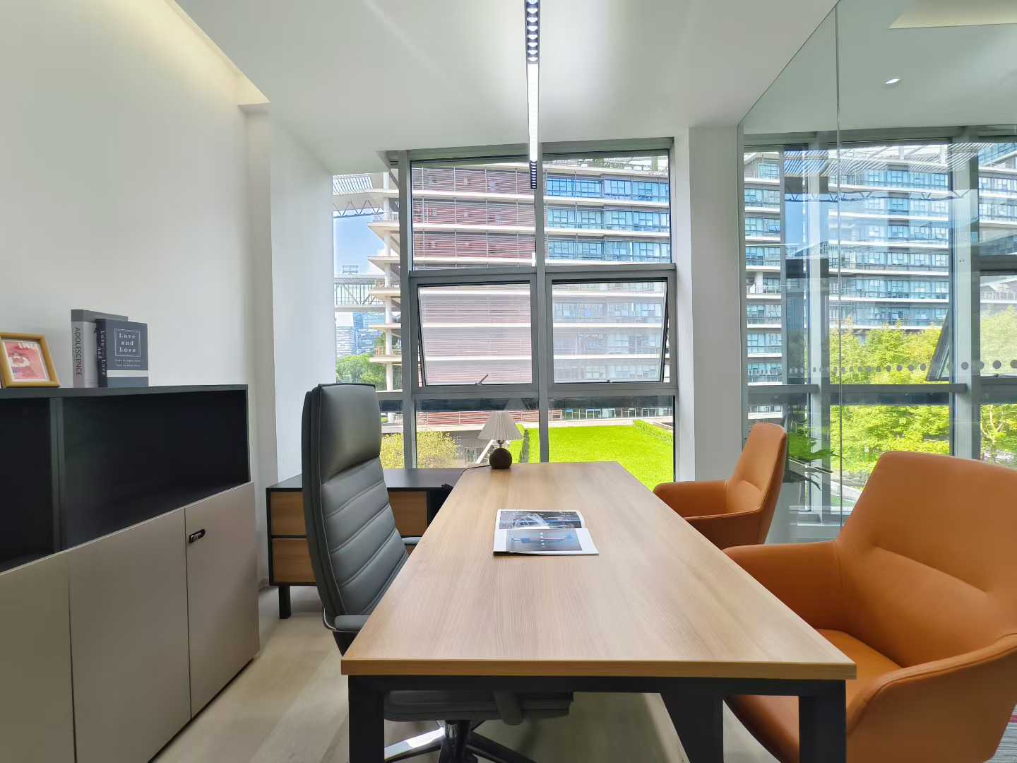 高新区园区办公户型 服务面积348平方 5隔间30工位 带家具 报价含物业费 大气前厅 软件园C区办公室出租