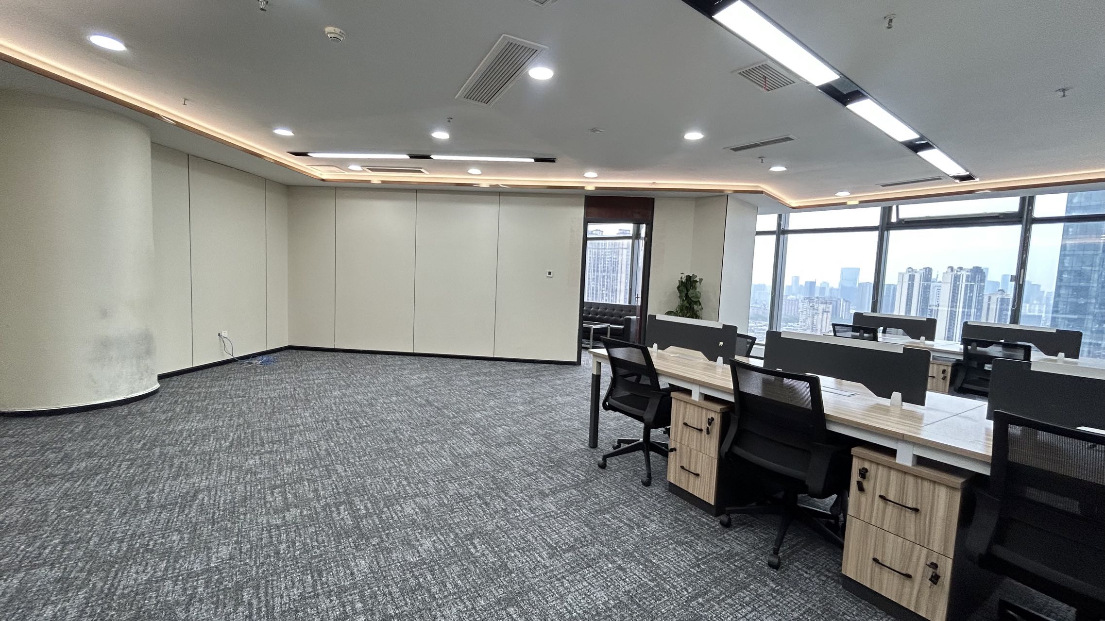 8号线杉板桥地铁紧邻东郊记忆 125平创业小面积 1隔间24工位 视野非常巴适 采光通透 报价58元 价格可谈 多弗国际办公室出租