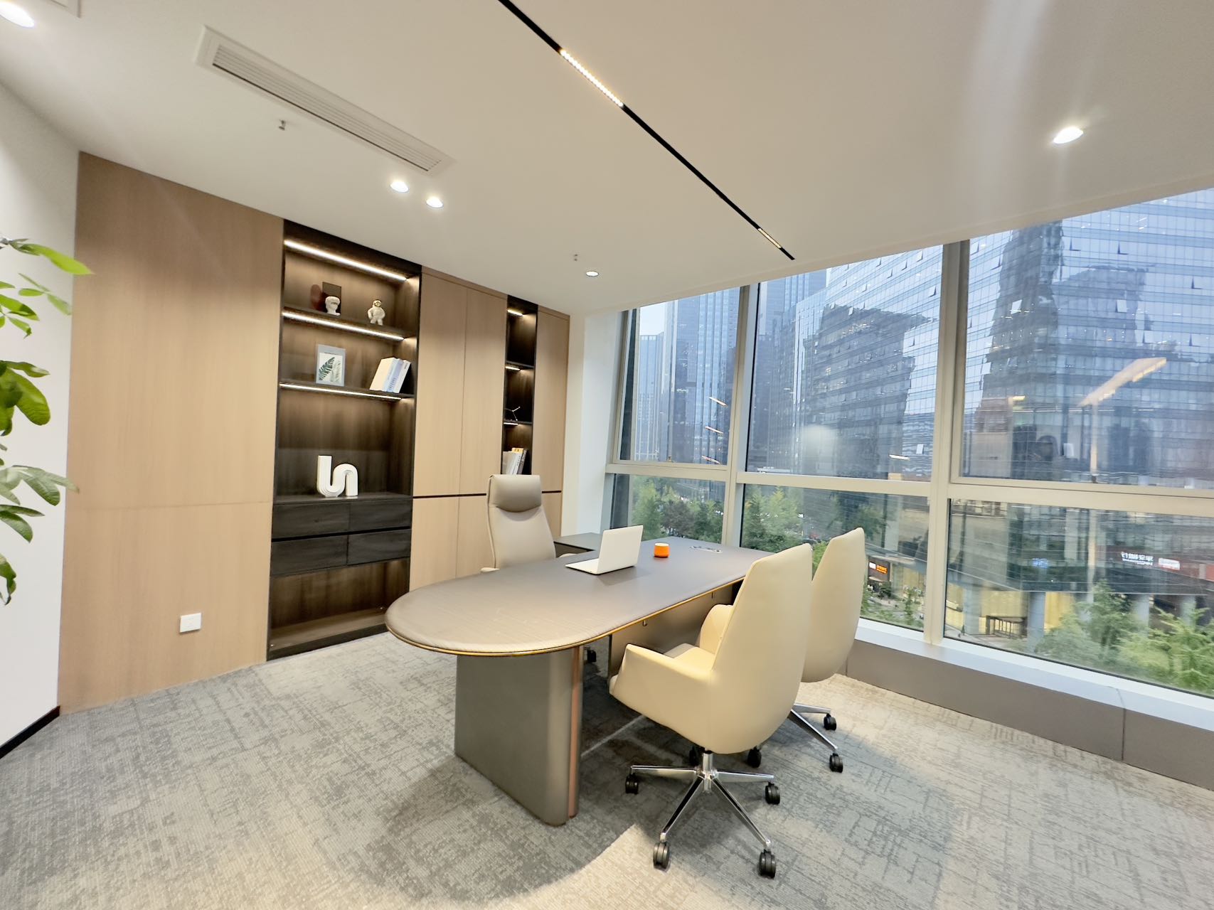 天府三街甲级写字楼 品质艺术装修 364平 5隔间40工位三面采光 3.5w含物业 价格可谈 希顿国际办公室出租