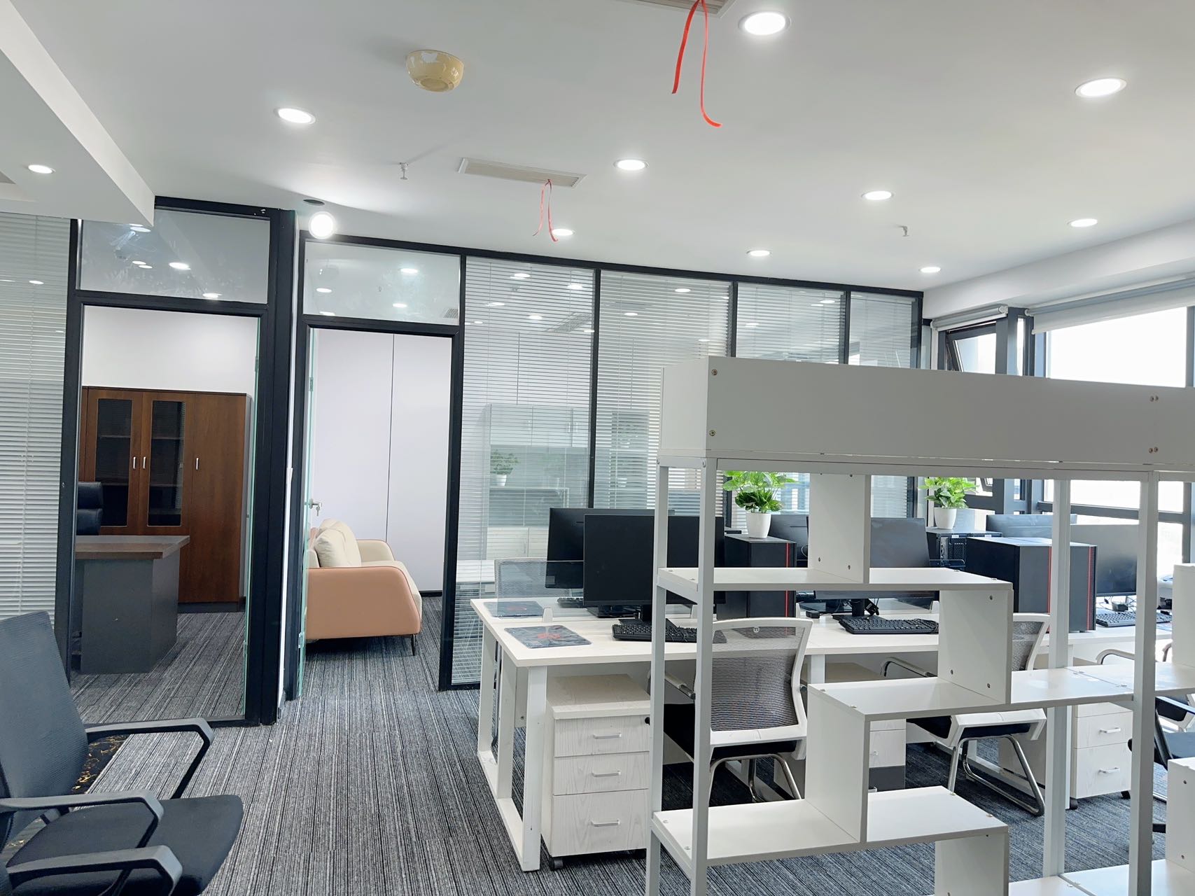 天府一街精装小户型 按套出租 2隔间12工位 7000含物业费 24小时空调 报价含物业费 大气前台 智地哥谭办公室出租