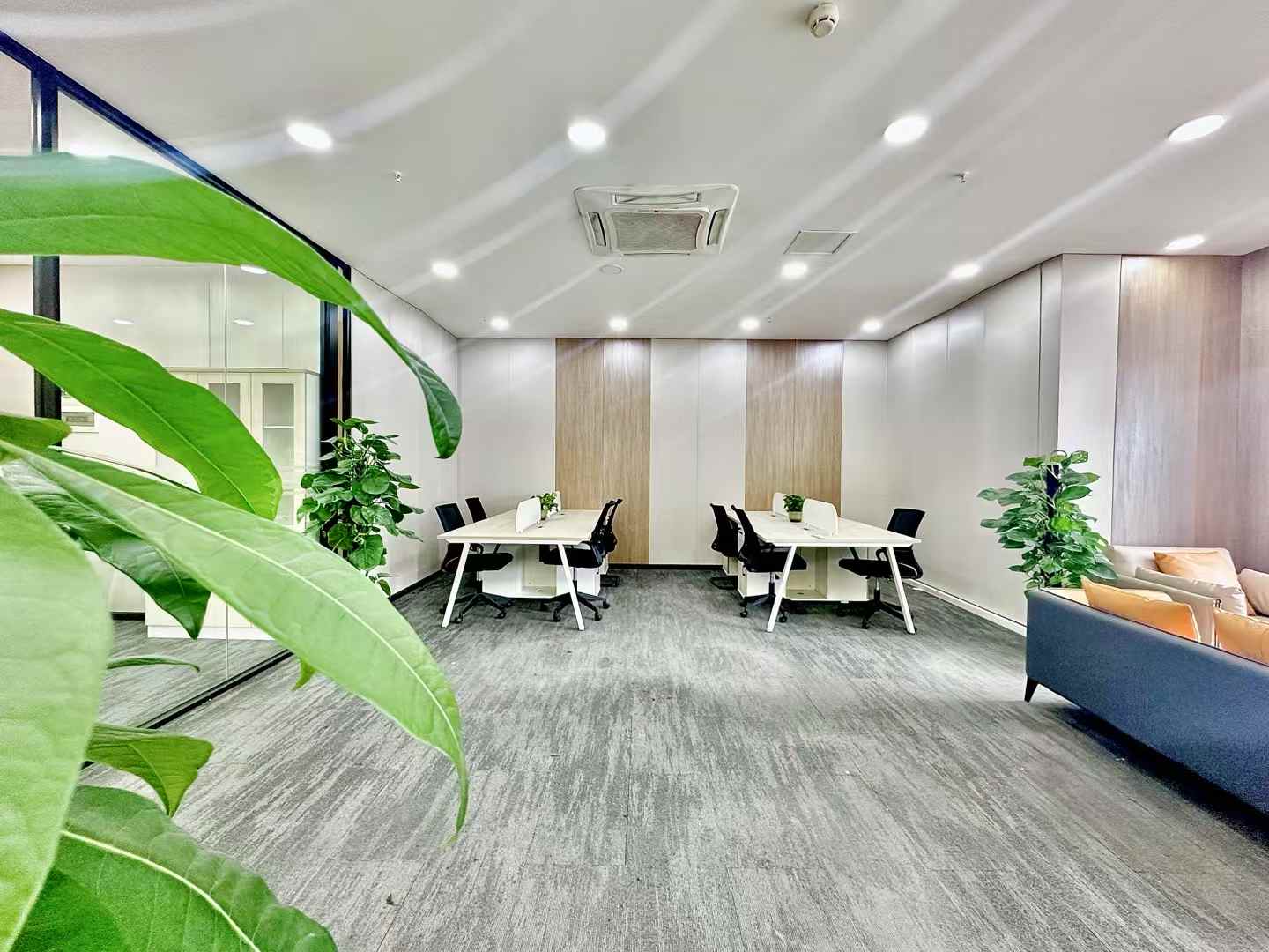 高新区高新地铁站四百米 公摊低利用率高 135平方 3隔间20工位 户型方正 24小时空调 含物业费 晶科1号办公室出租