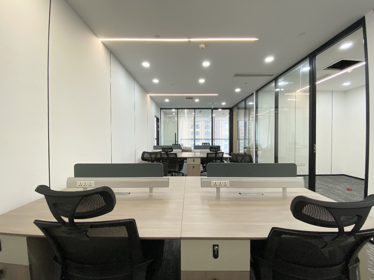 高新世纪城地铁口甲级楼盘 104平方 3隔间8工位 大老板间 交通方便 东方希望天祥办公室出租