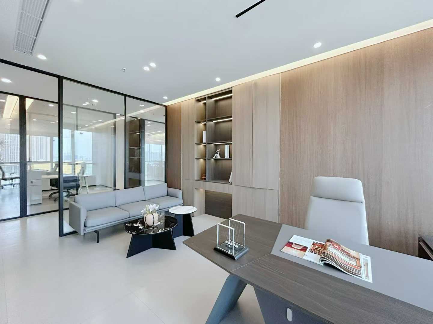 1号线高新地铁四百米 按套出租 7隔间40工位 精装带家具 装修巴适 超大老板间 电梯口 中航城市办公室出租