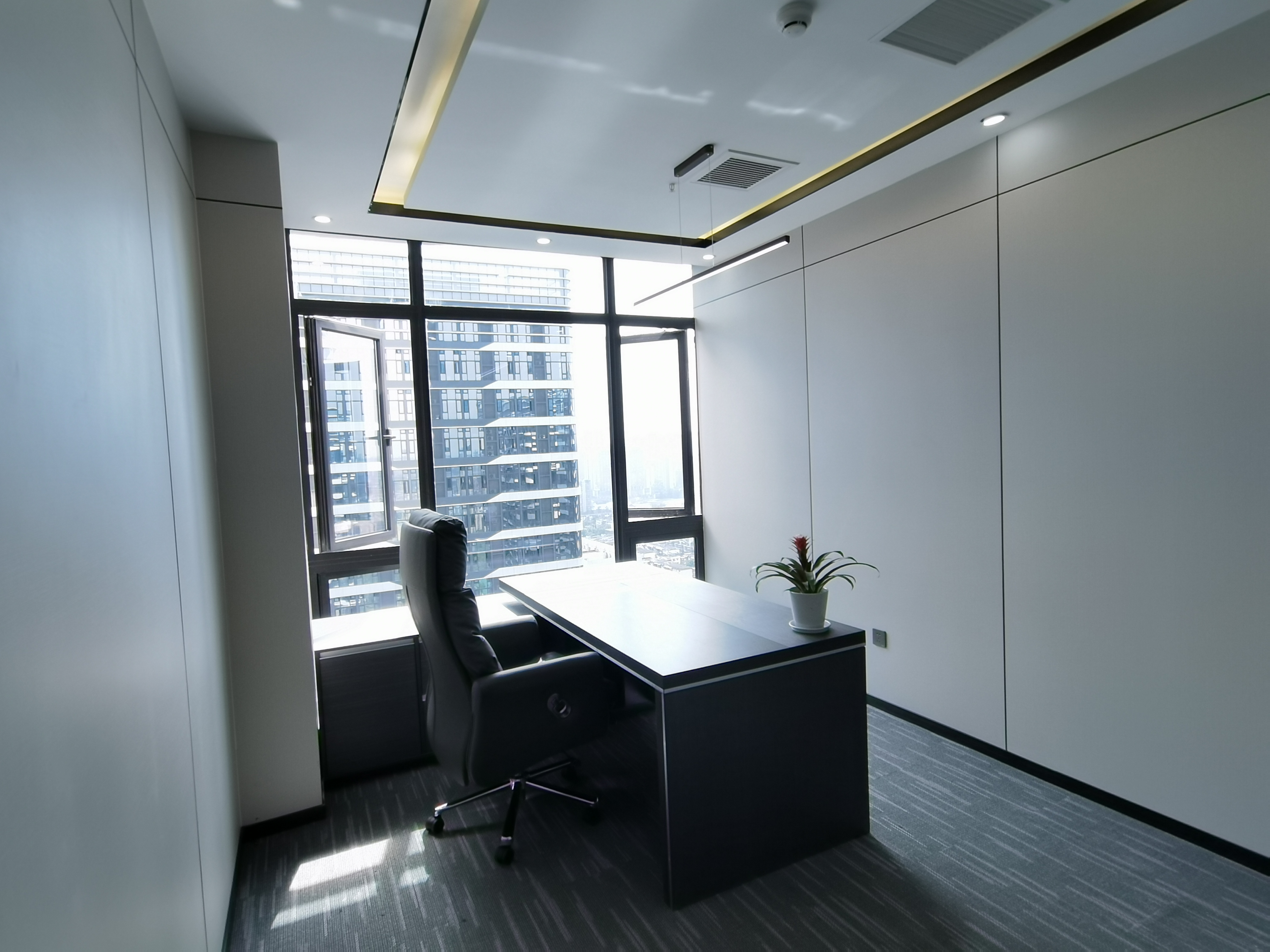 成华区近理工大学 156平方 3隔间12工位 双面采光 24小时空调 近地铁 龙光世纪中心办公室出租