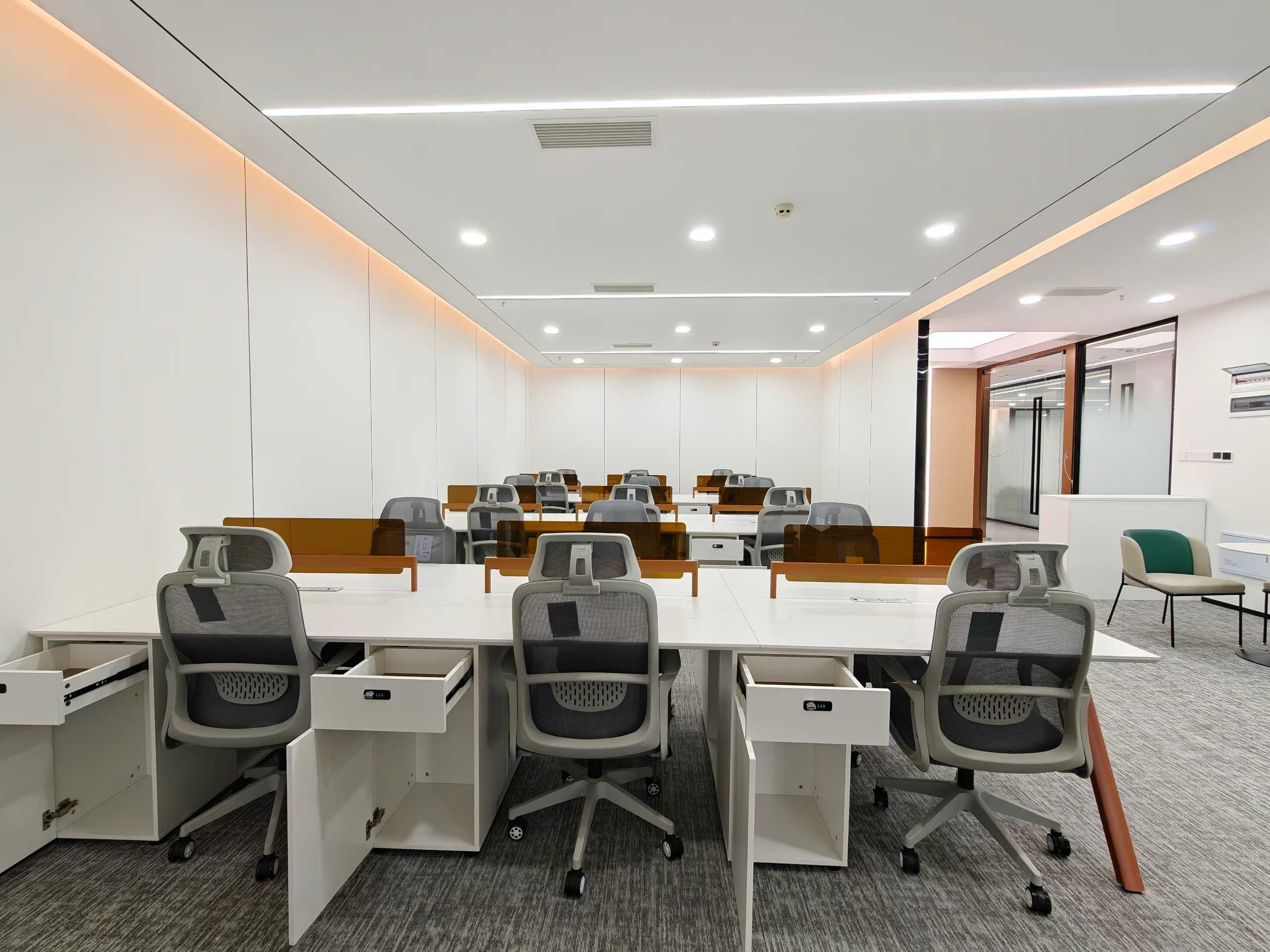 天府二街 整栋运营楼盘 176平方 2隔间18工位带接待区 大小面积均有  拎包入住 雄川金融中心办公室出租