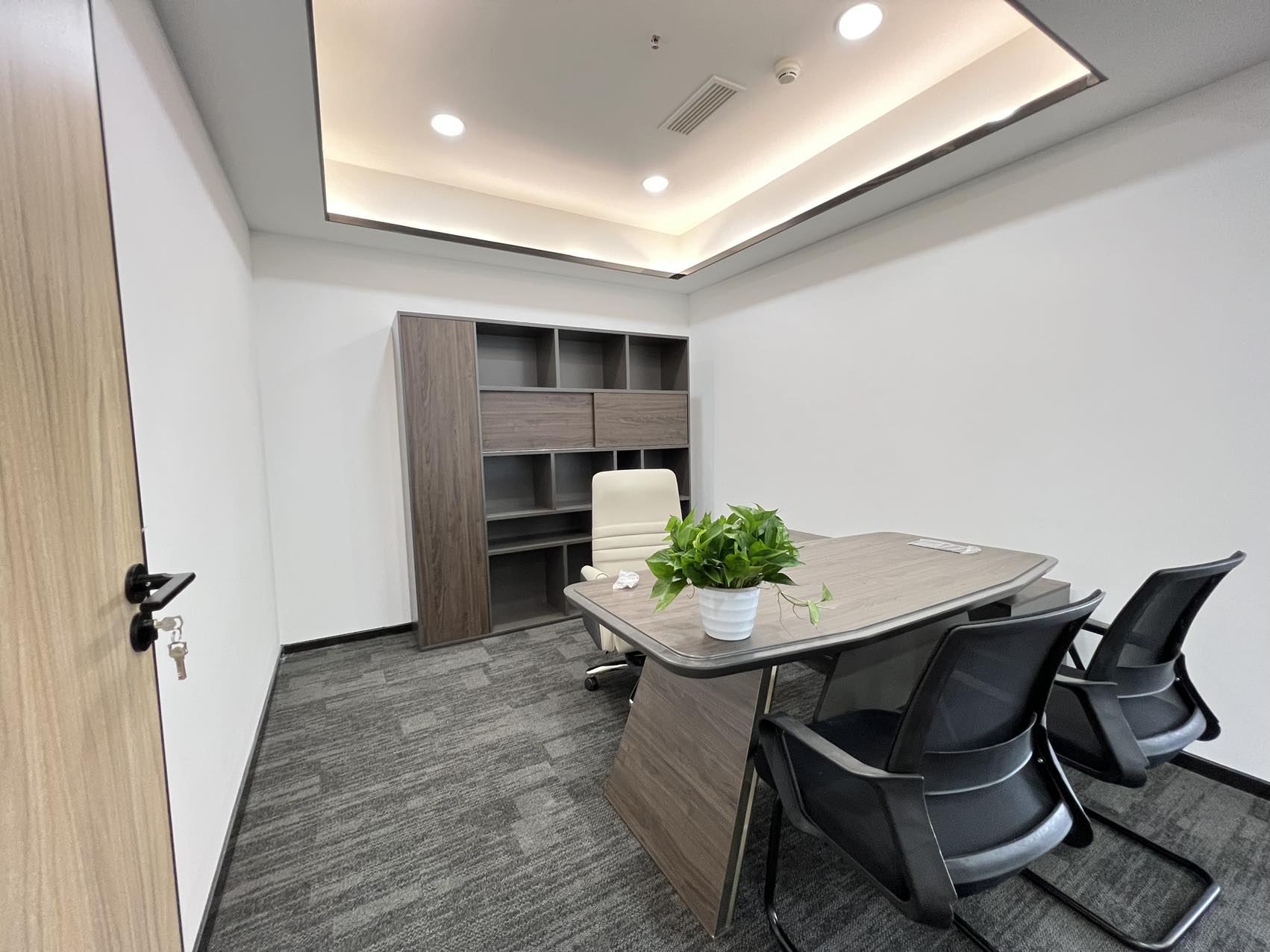 高新区高新地铁口茂业中心198平精装办公室 全新带家具 采光通透 含物业
