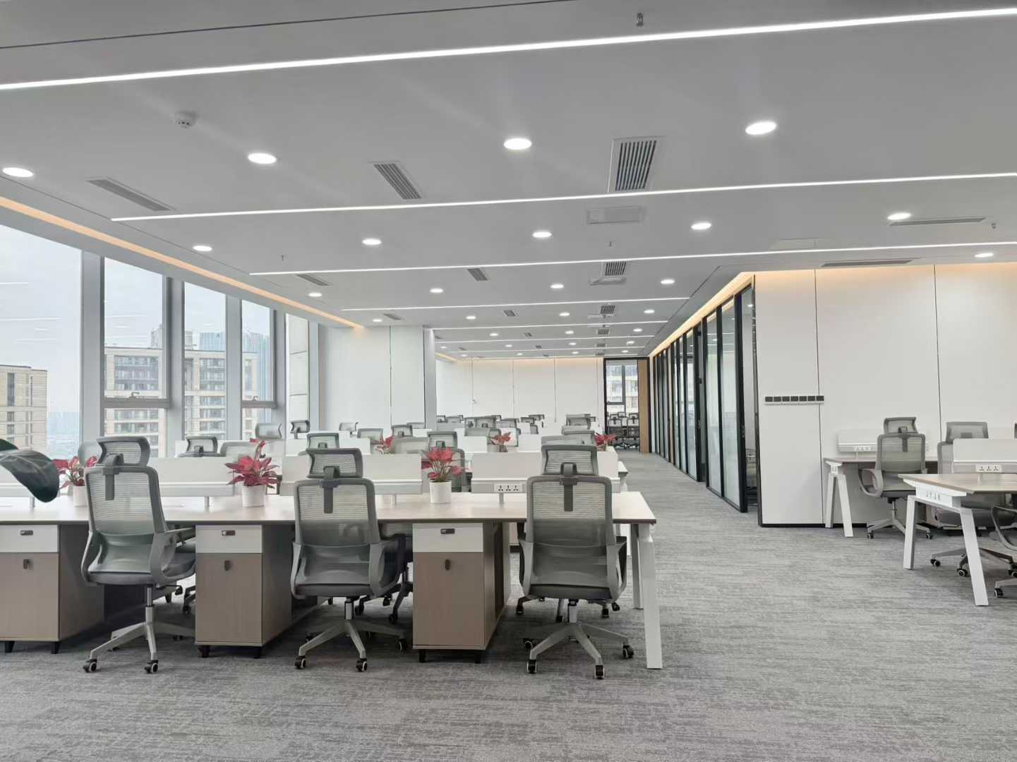 紧邻金融城 大面积户型 982平方 10隔间110工位 正对电梯口 已通上下水 嘉煜金融科技中心办公室出租