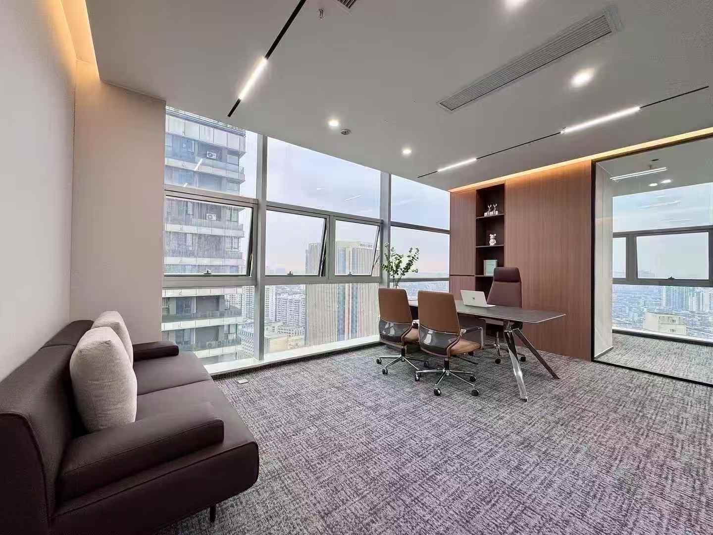 5号线花牌坊地铁口 精装双面采光 290平 4隔间28工位 品质装修 价格含物业含家具 新时金泰大厦办公室出租