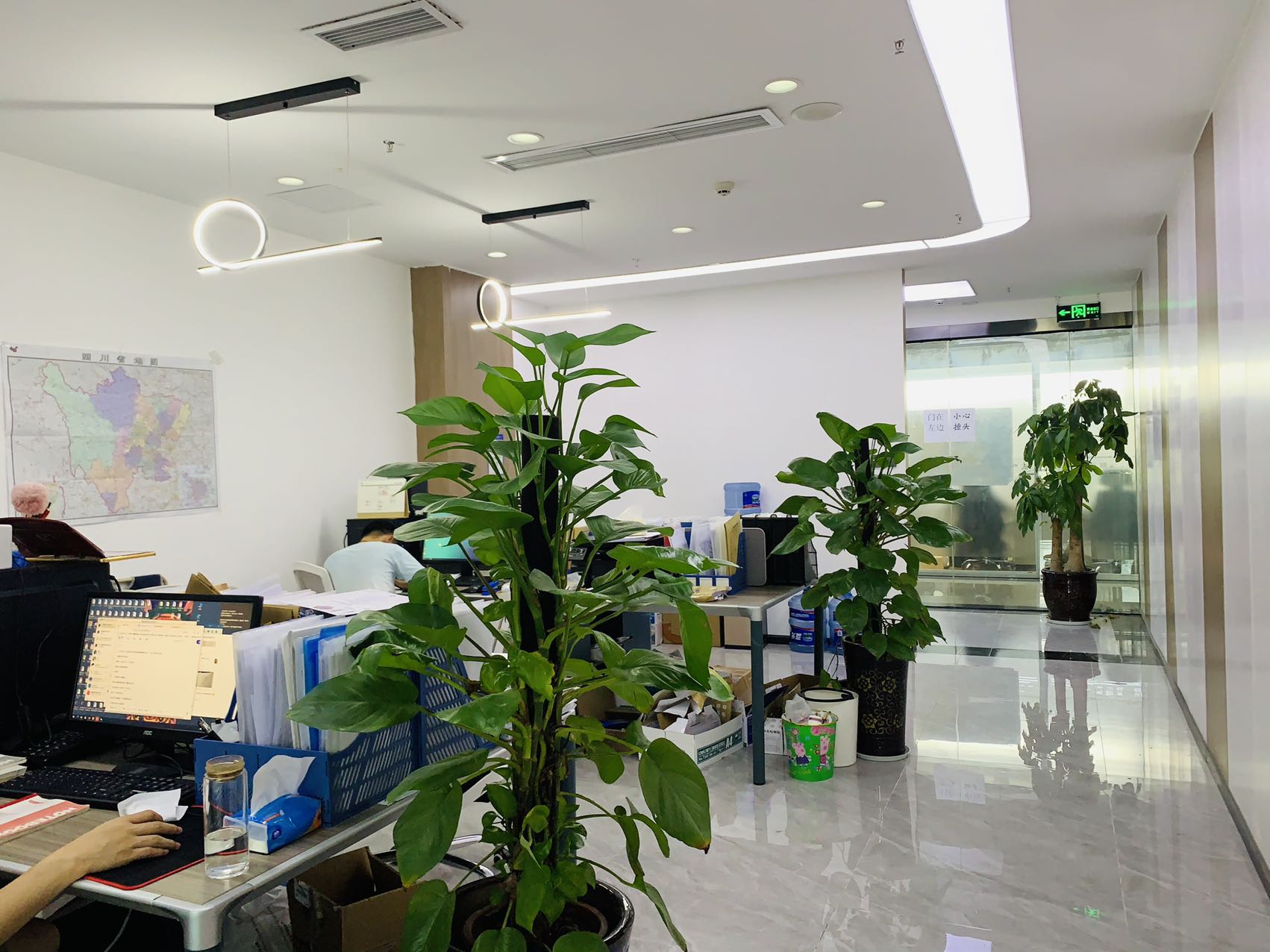 环球中心地铁口创业优质小面积 1隔间8工位 按套含物业费出租 带阳台 环球中心办公室出租