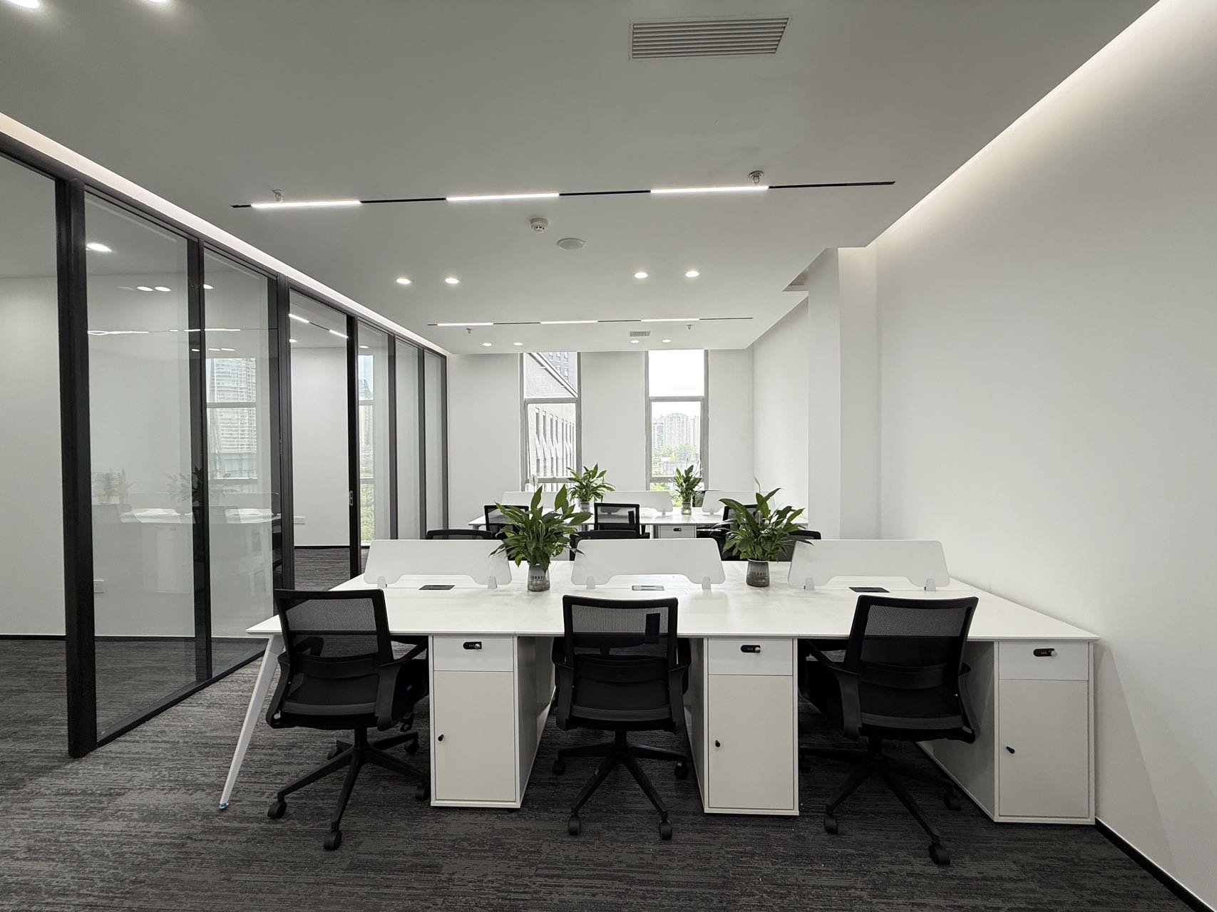 天府五街园区办公 自然氧吧园区精装现房 3隔间15工位 按套出租精装带家具 含物业费 软件园D4办公室出租