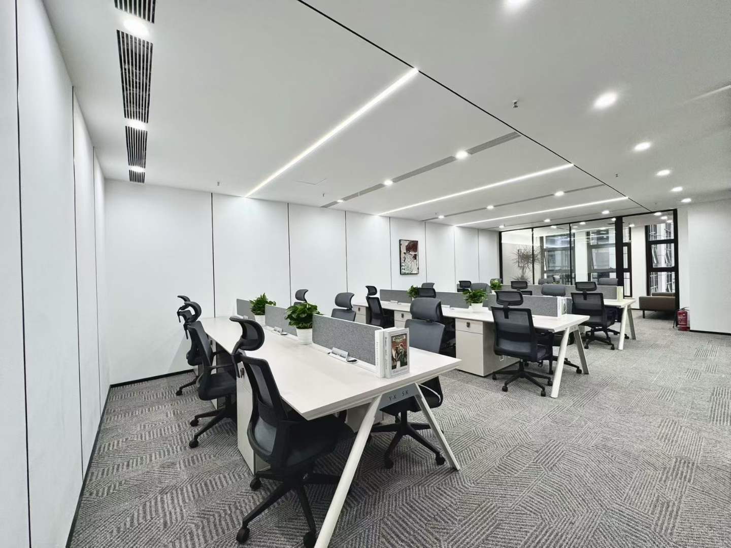 高新区孵化园地铁三四百米 3隔间18工位 按套出租 精装带家具 含物业费 中航国际交流中心办公室出租