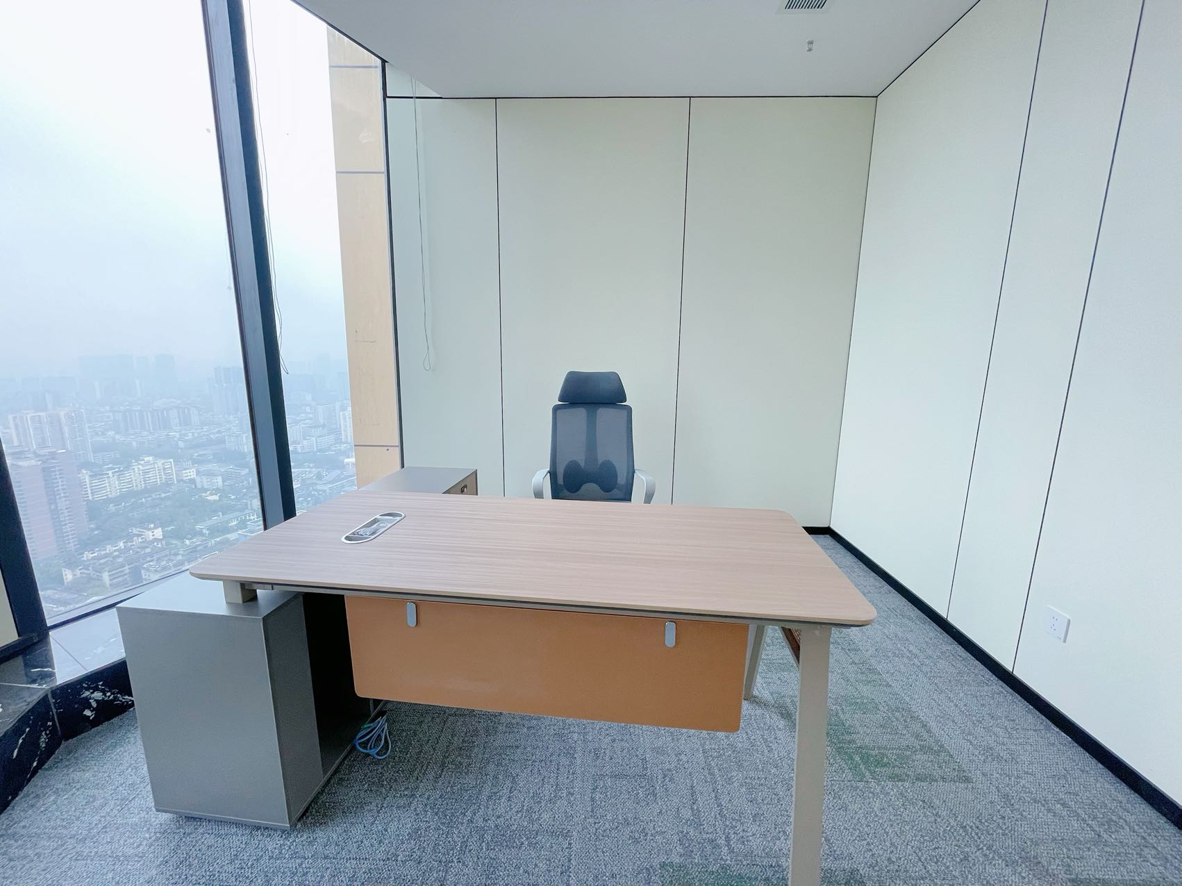 人民北路甲级高区小户型 电梯口旁 159平 3隔间12工位 24小时空调 北成8号办公室出租