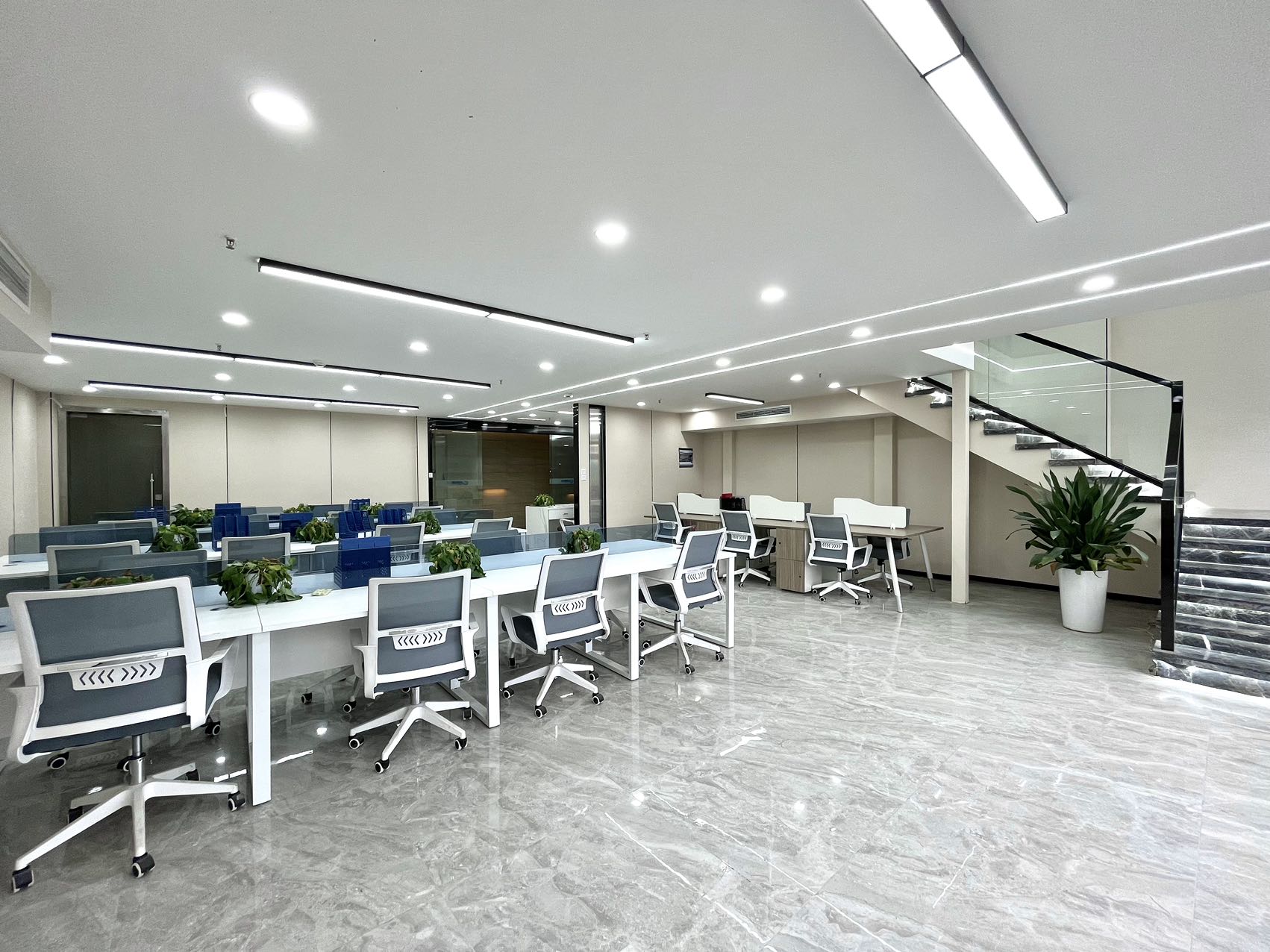 天府三街24小时空调跃层户型 建面140平方 6隔间32工位 精装带家具 物业便宜 泰丰国际办公室出租