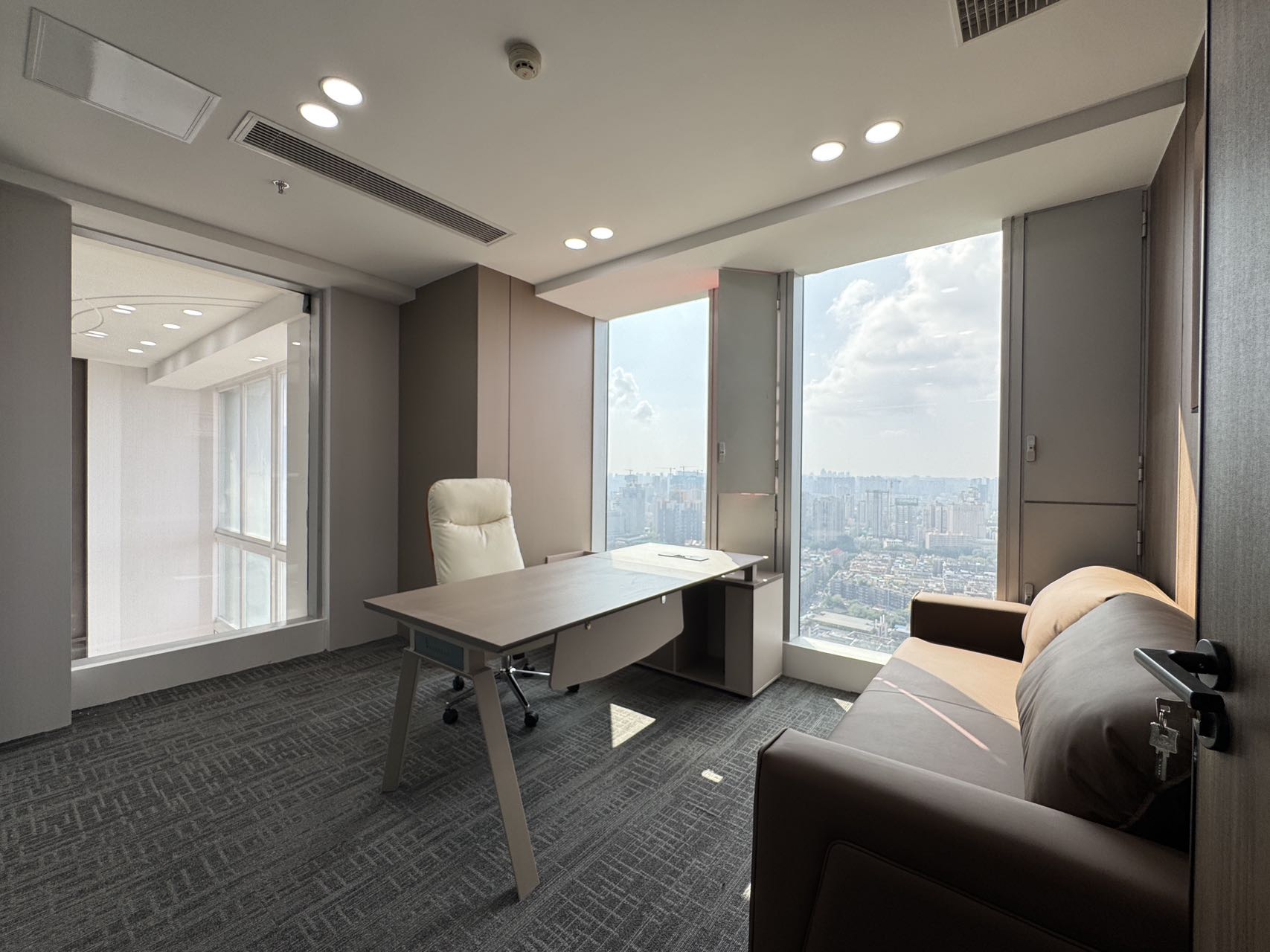 市中心春熙路地铁口 285平方 5隔间20工位 精装带家具 繁华地段 工区24小时空调 银石广场办公室出租