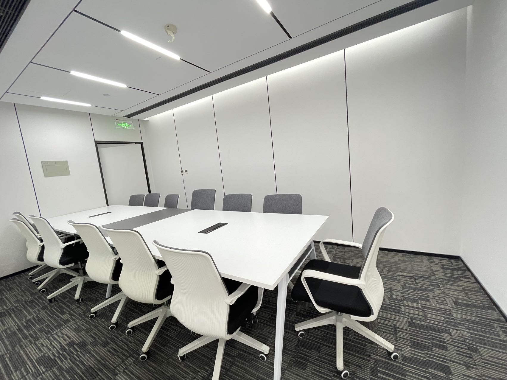 世纪城地铁四五百米 167平方 3隔间14工位 带10人会议室 精装带家具 首东置业办公室出租