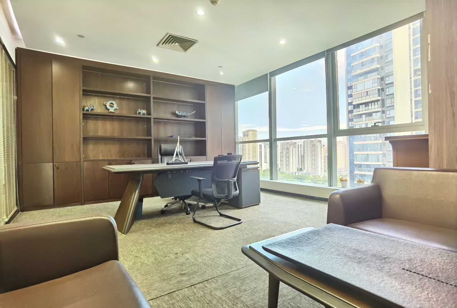 成华区超甲 241平 3隔间1会议室30工位 地铁口 精装带家具 24小时空调 成华万科大厦 写字楼租赁 无中介费