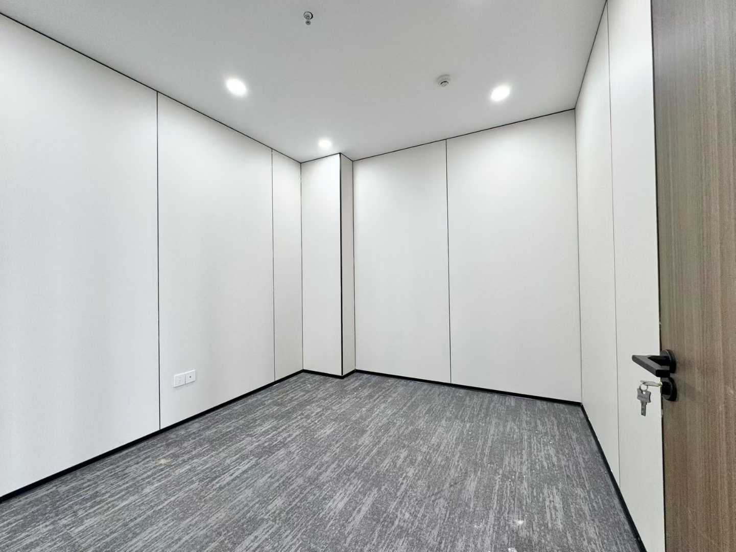 高新区天府三街地铁口 366平 5隔间36工位 带大会议室 24小时空调 东南朝向 新希望国际办公室出租