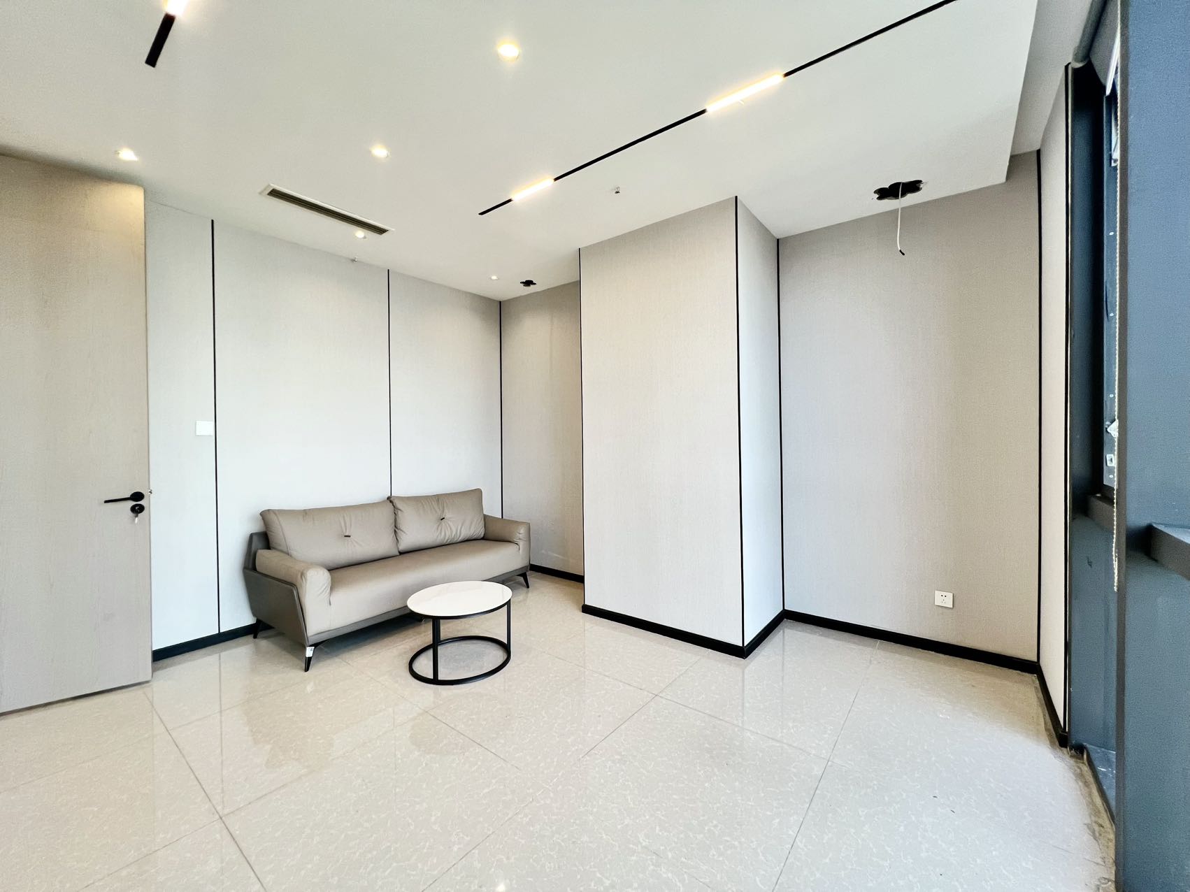 孵化园地铁口三四百米 甲级楼宇 192平方 3隔间24工位 噶区视野巴适 报价含税 阳光金融中心（楚峰国际）办公室出租