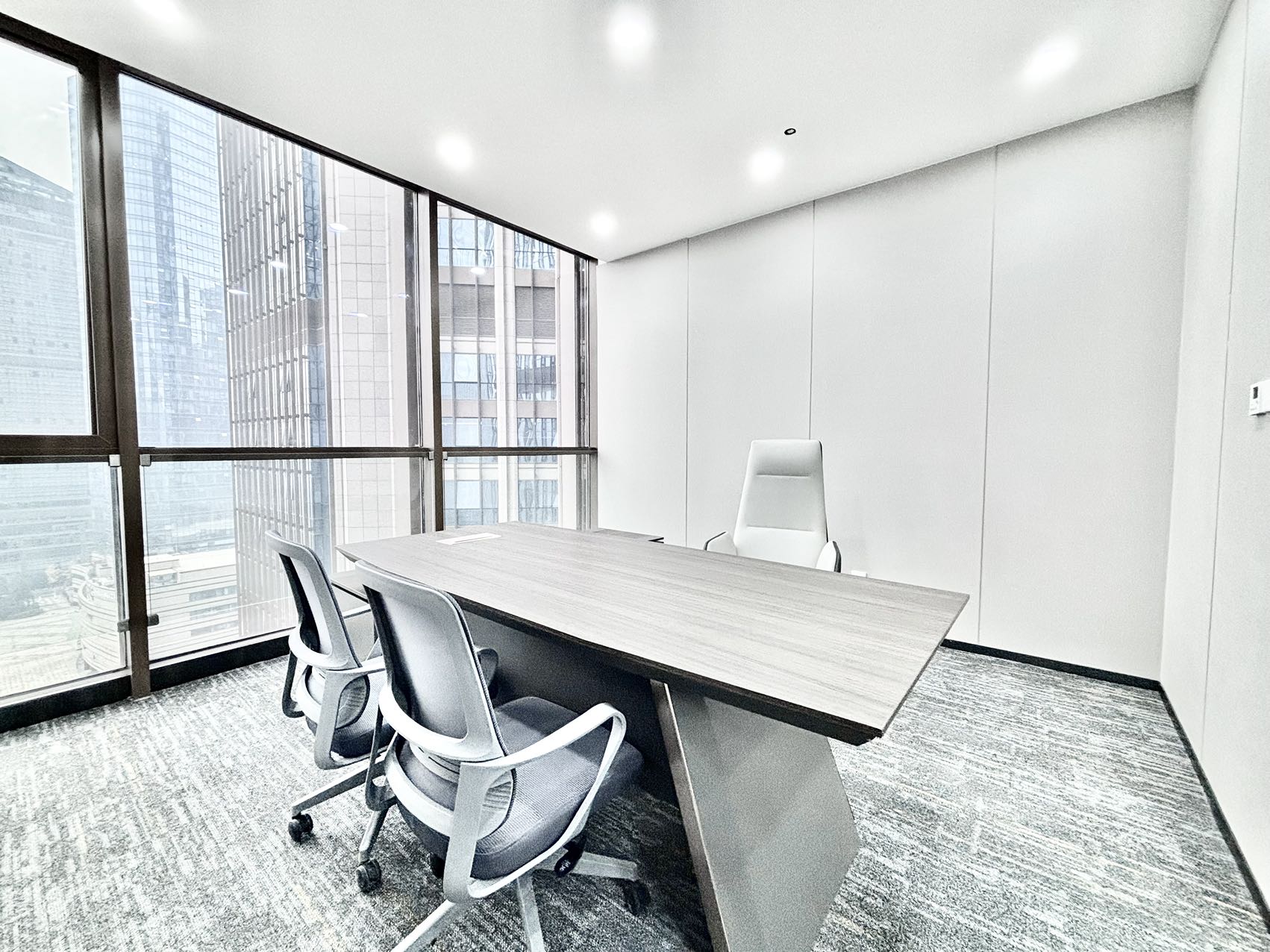 高新区核心地段世纪城地铁口 甲级楼宇 460平 7隔间50工位 电梯口双面采光 含物业费 东方希望天祥办公室出租