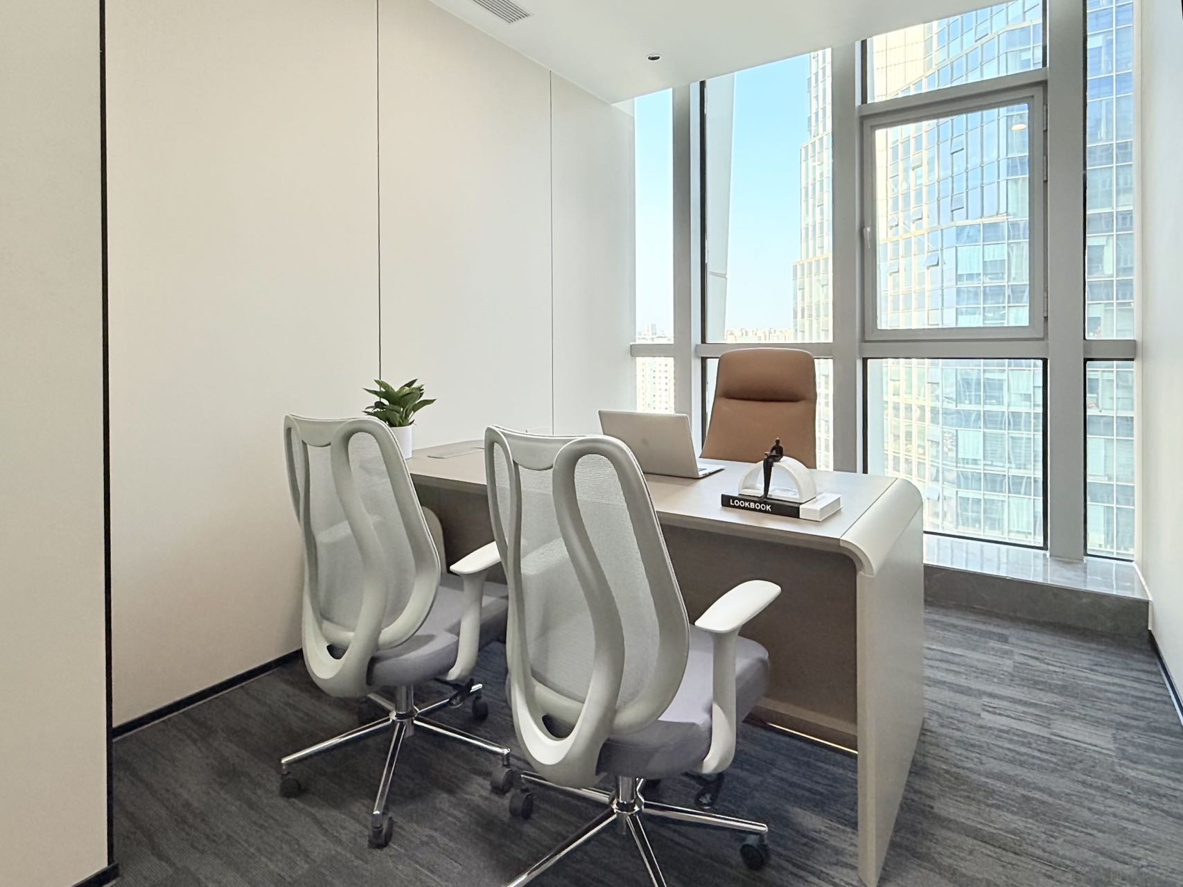 市中心市二医院地铁口精装现房 全套家具家私 356平 5隔间30工位 端头双面采光  中朗157数智大厦办公室出租