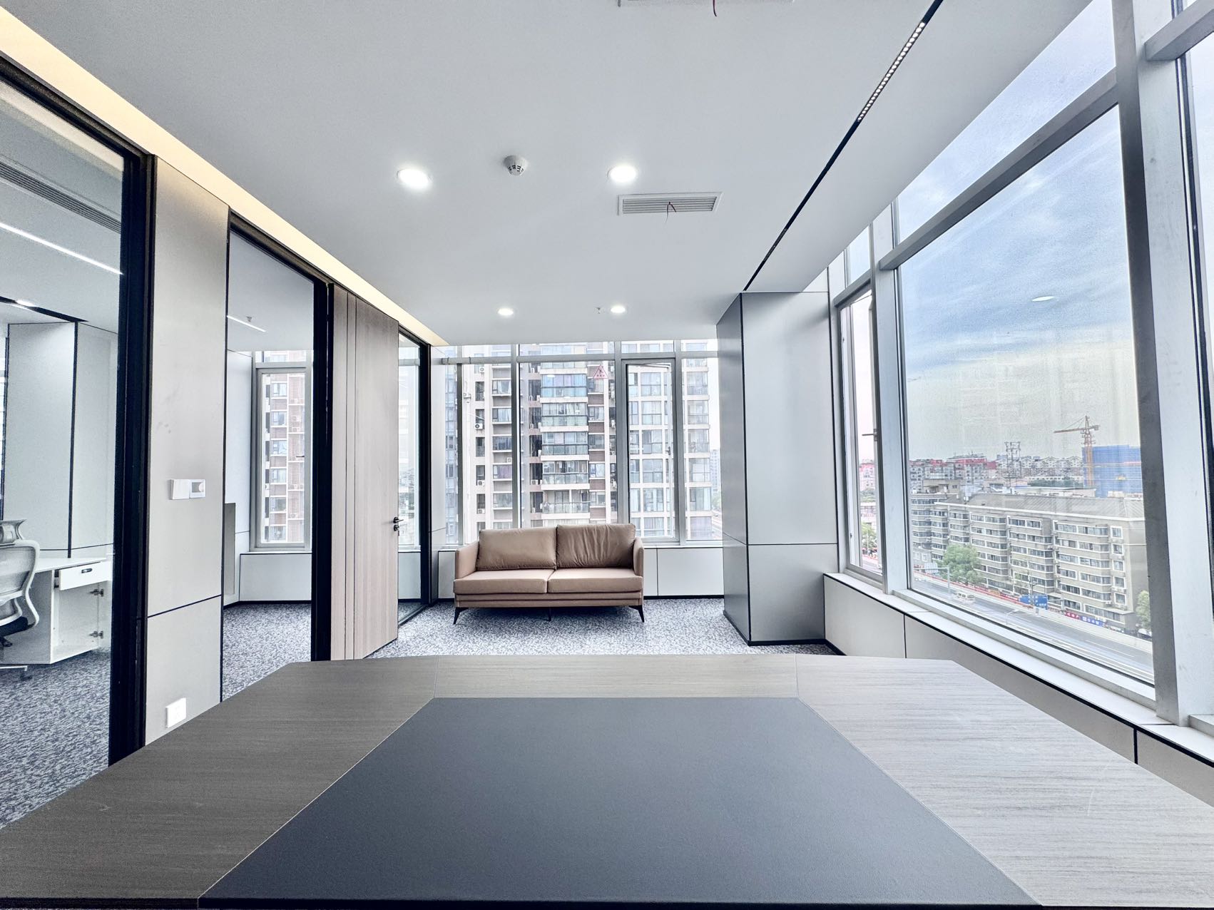 红牌楼新楼盘 电梯口双面采光户型 532平方 7隔间36工位 带大老板大会议室 24小时空调 鼎冠中心办公室出租