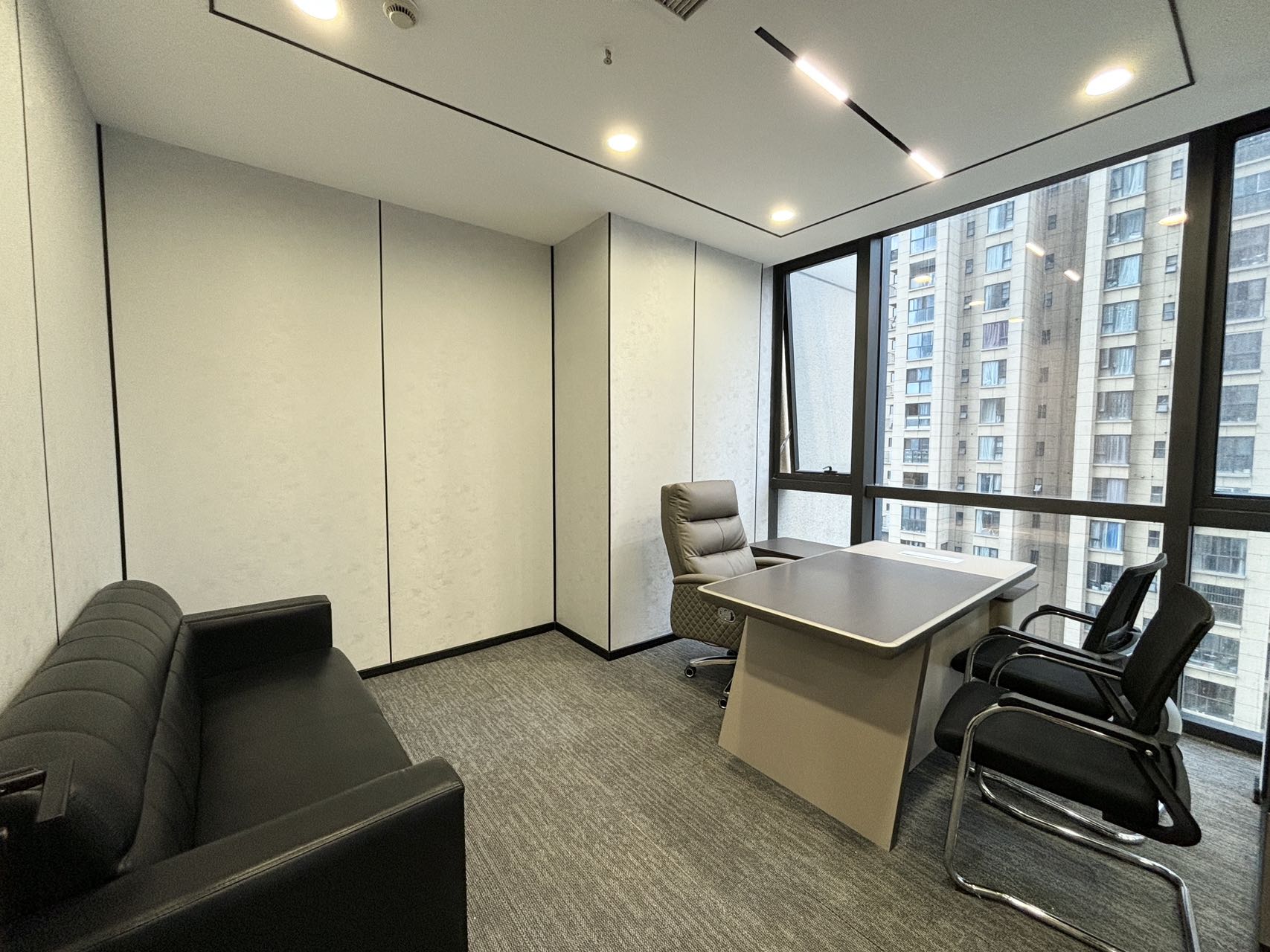 孵化园地铁口三四百米 小面积双面采光 176平 3隔间16工位 含税价  拎包入住 楚峰国际办公室出租