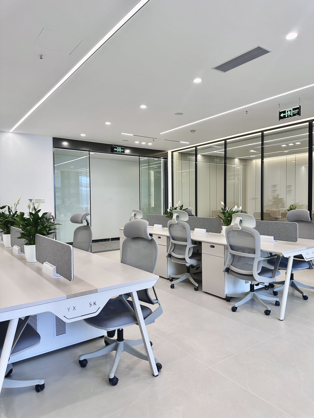 金融城甲级楼盘 套租优质户型 3隔间12工位 带大老板间超大会议室室 适合接待 精装带家具 近地铁 中航国际广场办公室出租