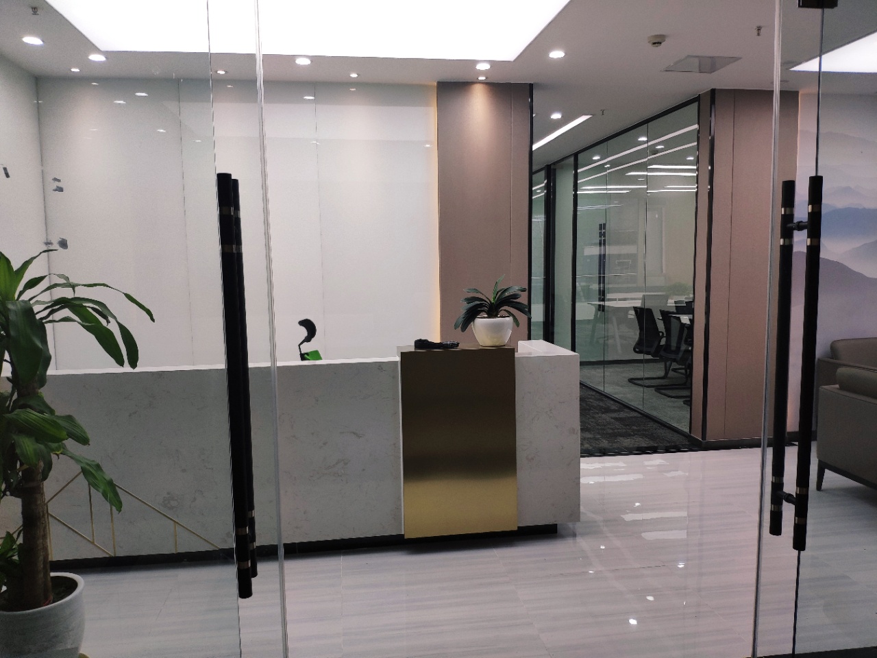 高新区锦城大道地铁口环球中心177平精装办公室 带家具