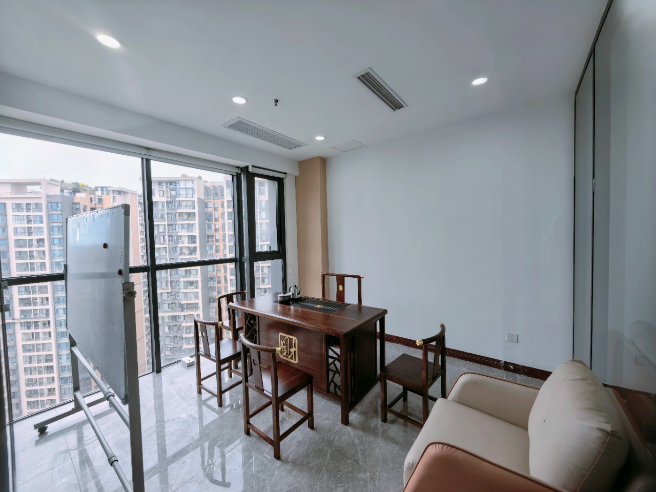 天府一街精装小户型 按套出租 3隔间14工位 24小时空调 报价含物业费 大气前台 智地哥谭办公室出租