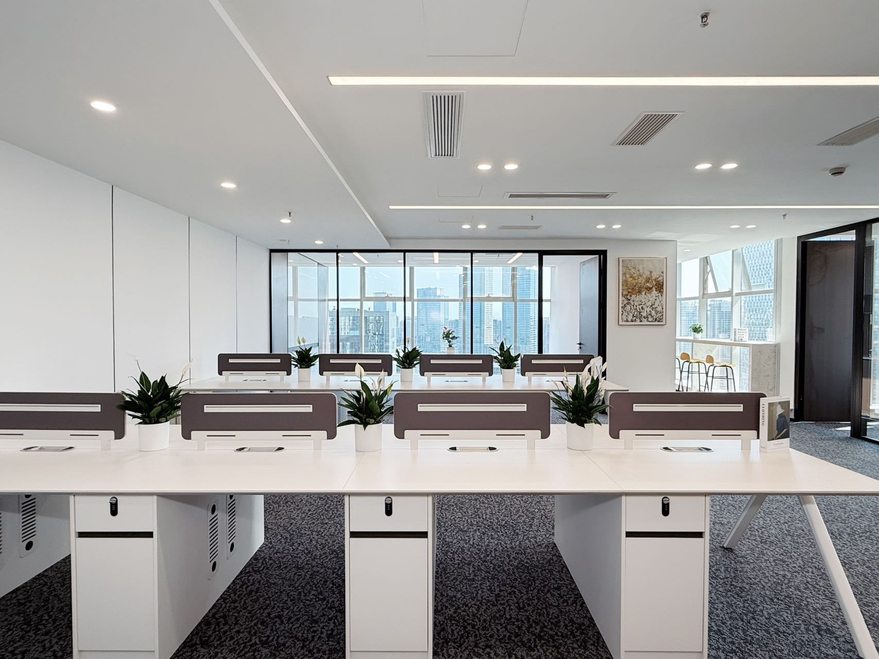 天府三街甲写精装电梯口好房 4隔间20工位 西南双面采光  视野和采光都非常巴适 香年广场办公室出租