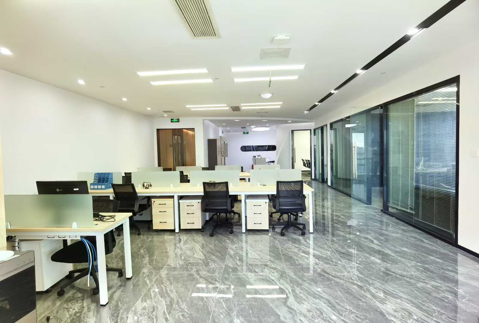 成华区超甲 241平 3隔间1会议室30工位 地铁口 精装带家具 24小时空调 成华万科大厦 写字楼租赁 无中介费