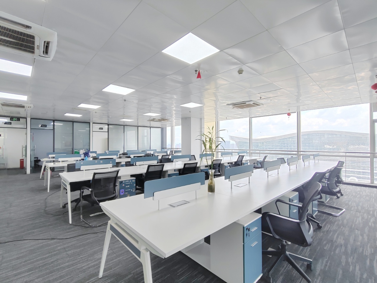 三线交汇高新区核心CBD孵化园地铁口 315平方 5隔间42工位 无加时费 奥克斯广场办公室出租