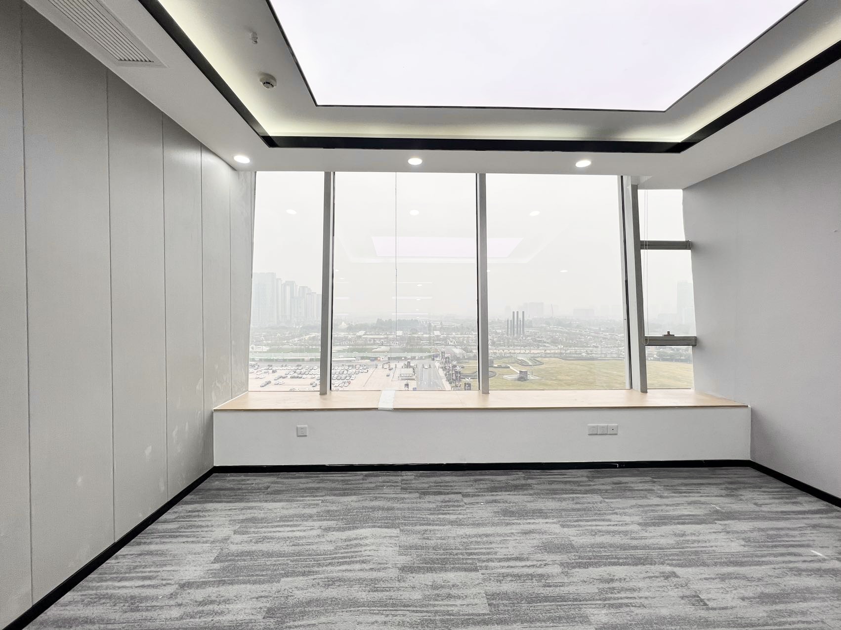 亚洲第一单体建筑环球中心 地铁口区（E区）套租 5隔间16工位 朝外视野巴适 配套丰富 含物业费 环球中心办公室出租