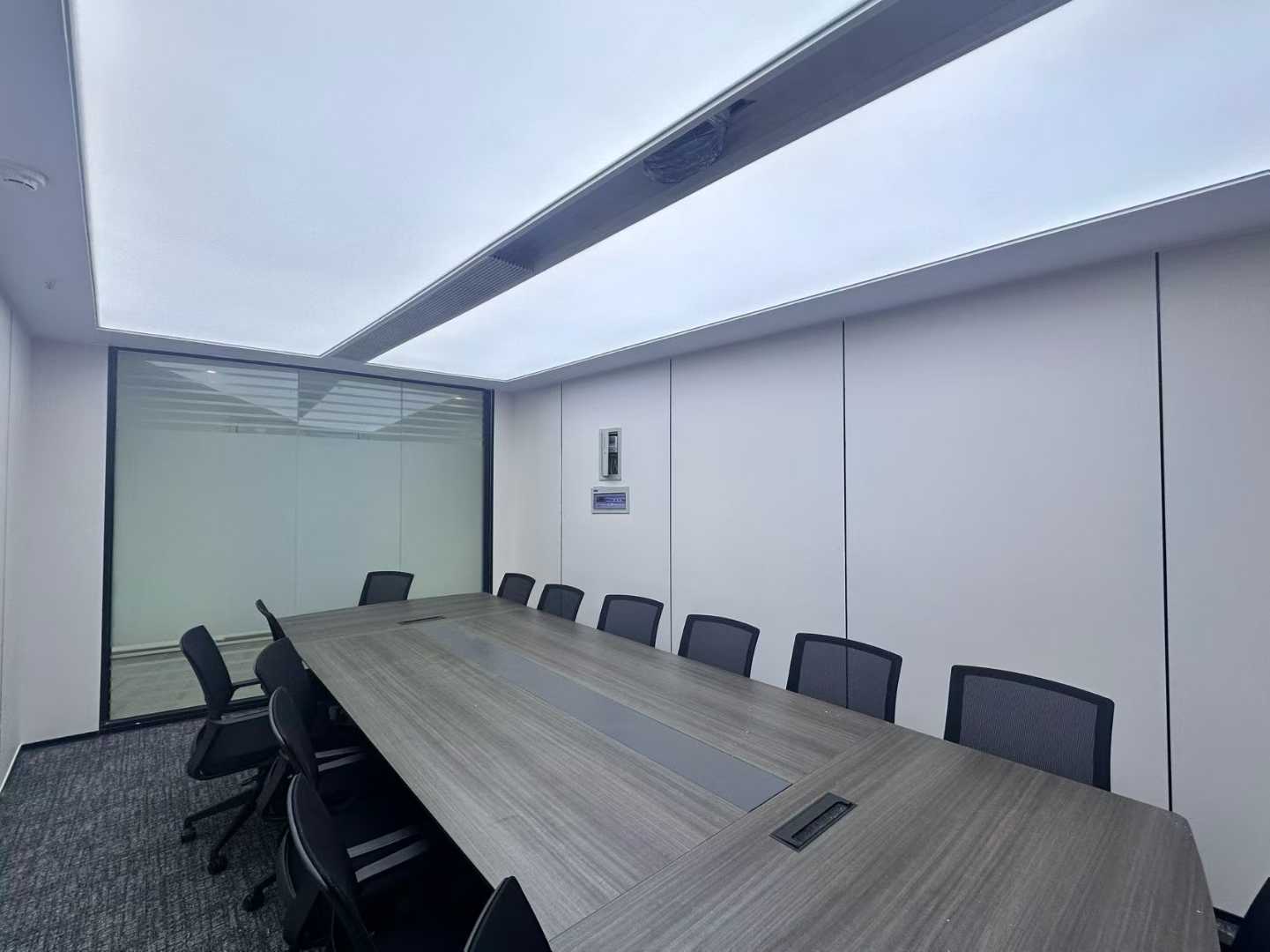 成华区紧邻东郊记忆 杉板桥地铁四五百米 326平方 6隔间28工位 高区视野无遮挡 精装带家具 多弗国际办公室 出租