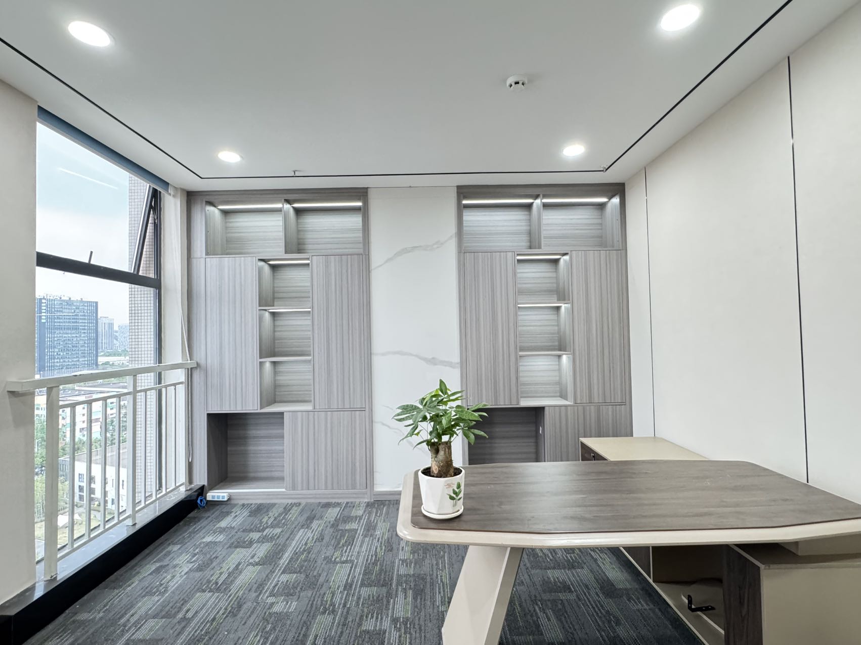 锦江区金石路地铁口 279平方 5隔间24工位 双面采光 无加时费 拎包入住 新希望中鼎国际办公室出租