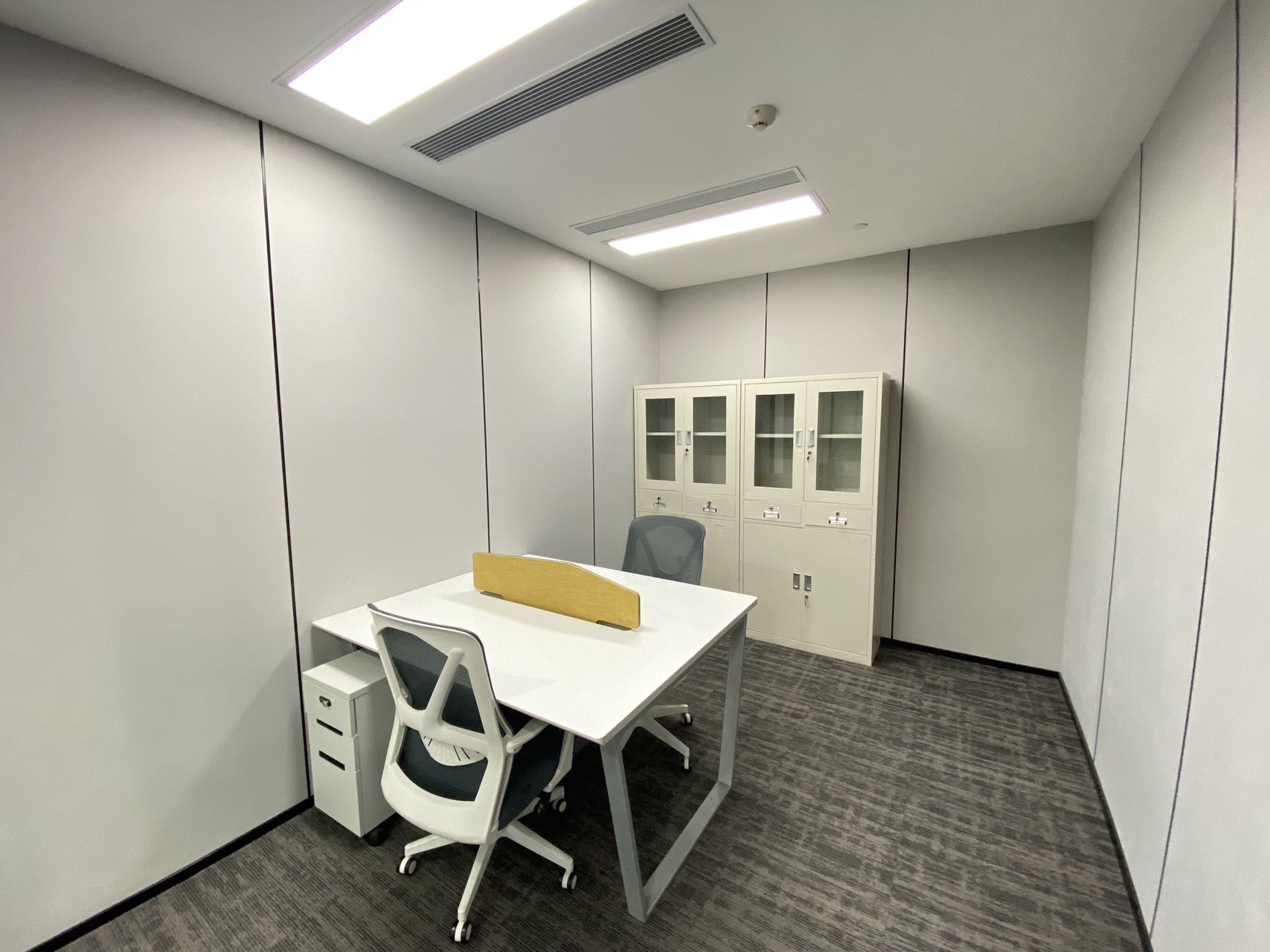 高新区世纪城地铁口几百米 西北朝向 363平方 5隔间35工位 户型方正 带家具  首东置业办公室出租